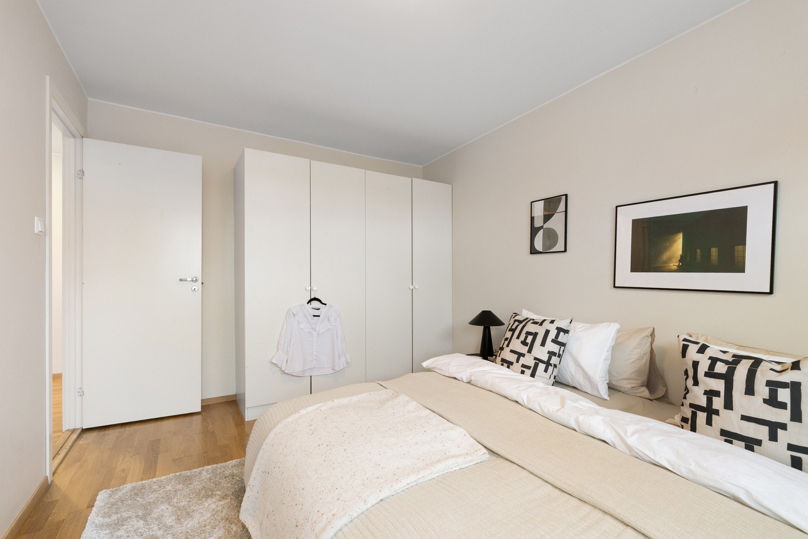 Hovedsoverommet er av god størrelse med plass til dobbeltseng, nattbord og garderobeskap. Galleribilde