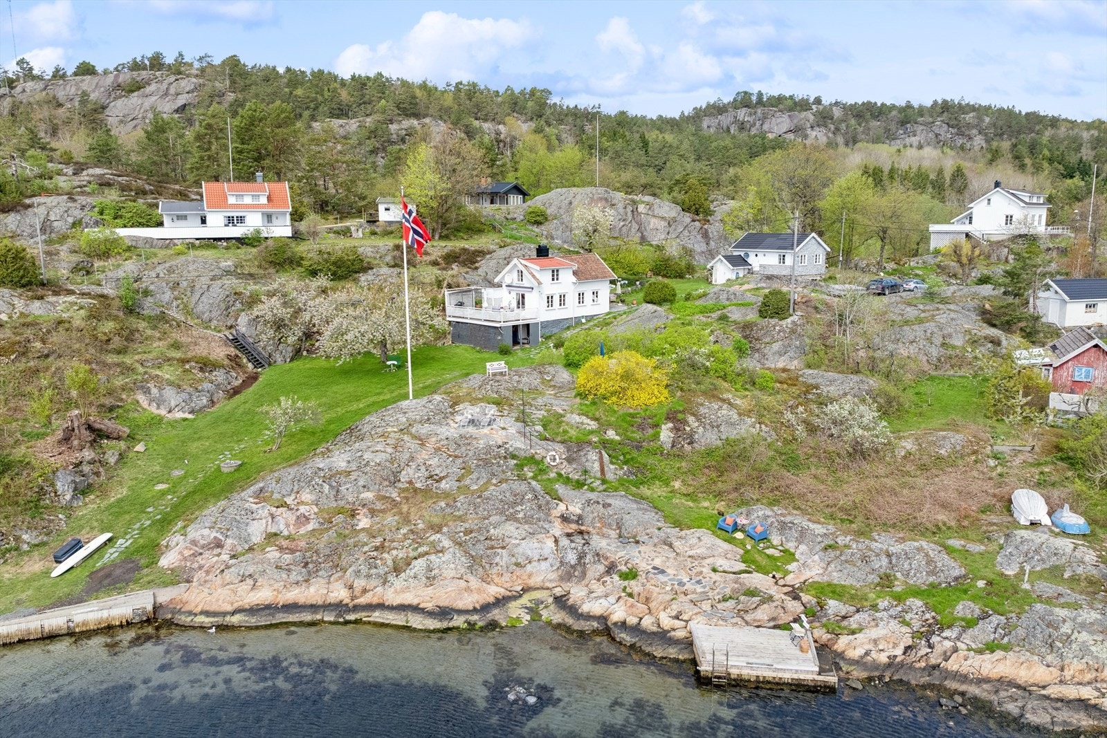 Eiendommen består av en enebolig og et frittliggende anneks, begge i dag benyttet som fritidsboliger. Galleribilde