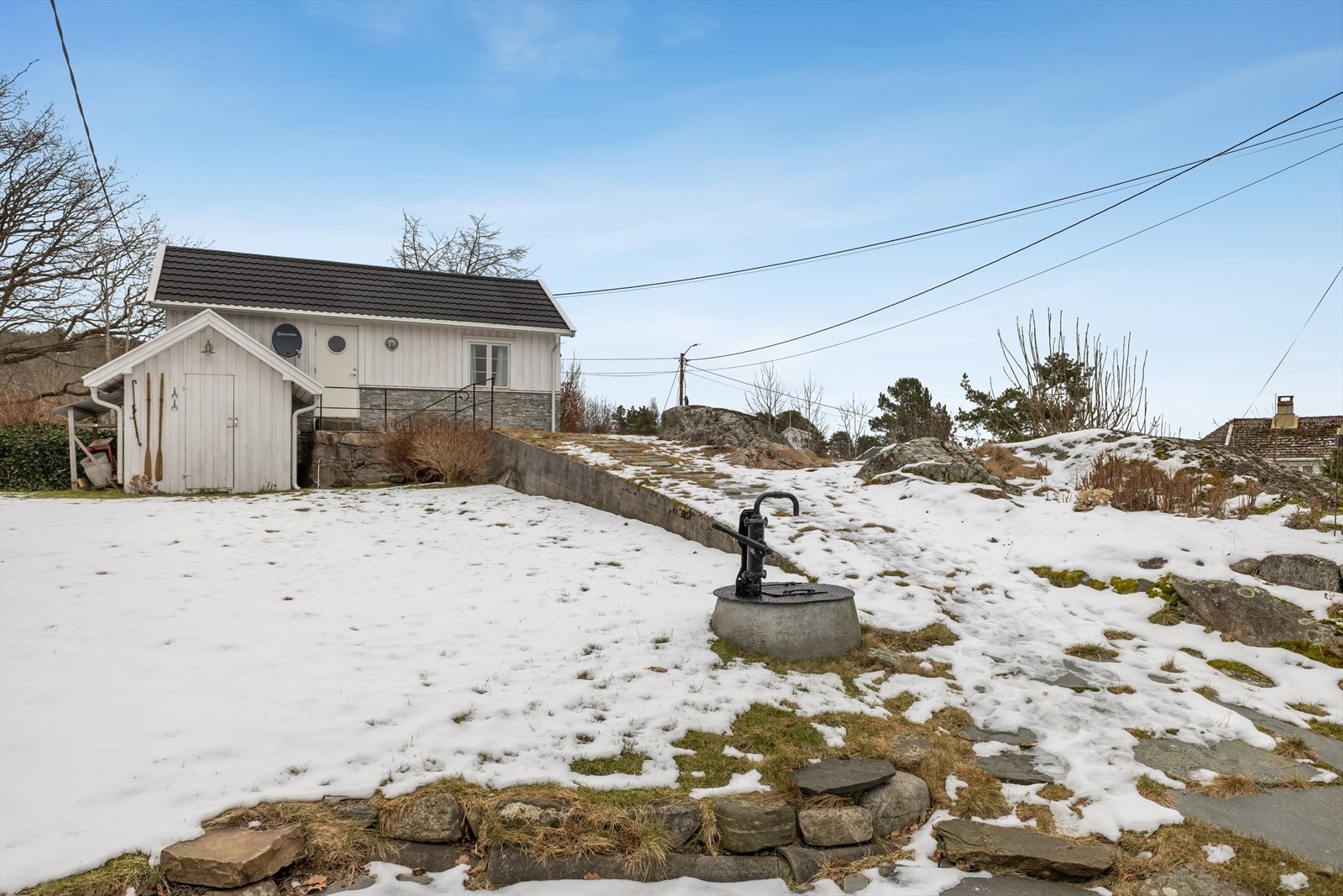 Romslige plenarealer gir god plass for både små og store - og ikke minst firbeinte - til å boltre seg og nyte uteområdet. Galleribilde