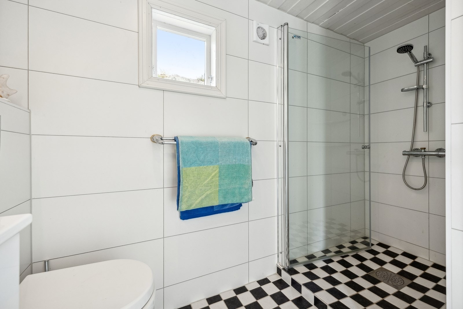 Oppvarming med veggmontert stråleovn. Galleribilde