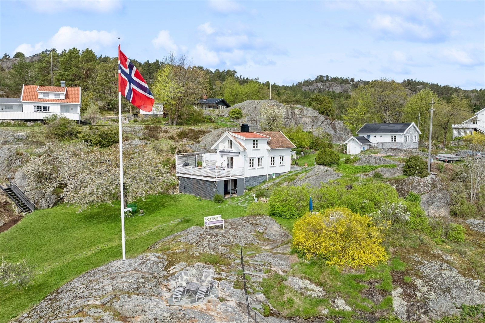 DnB Eiendom v/ Beate Ellingsen har gleden av å presentere den flotte fritidsboligen ved Hustangbukta 20! Galleribilde