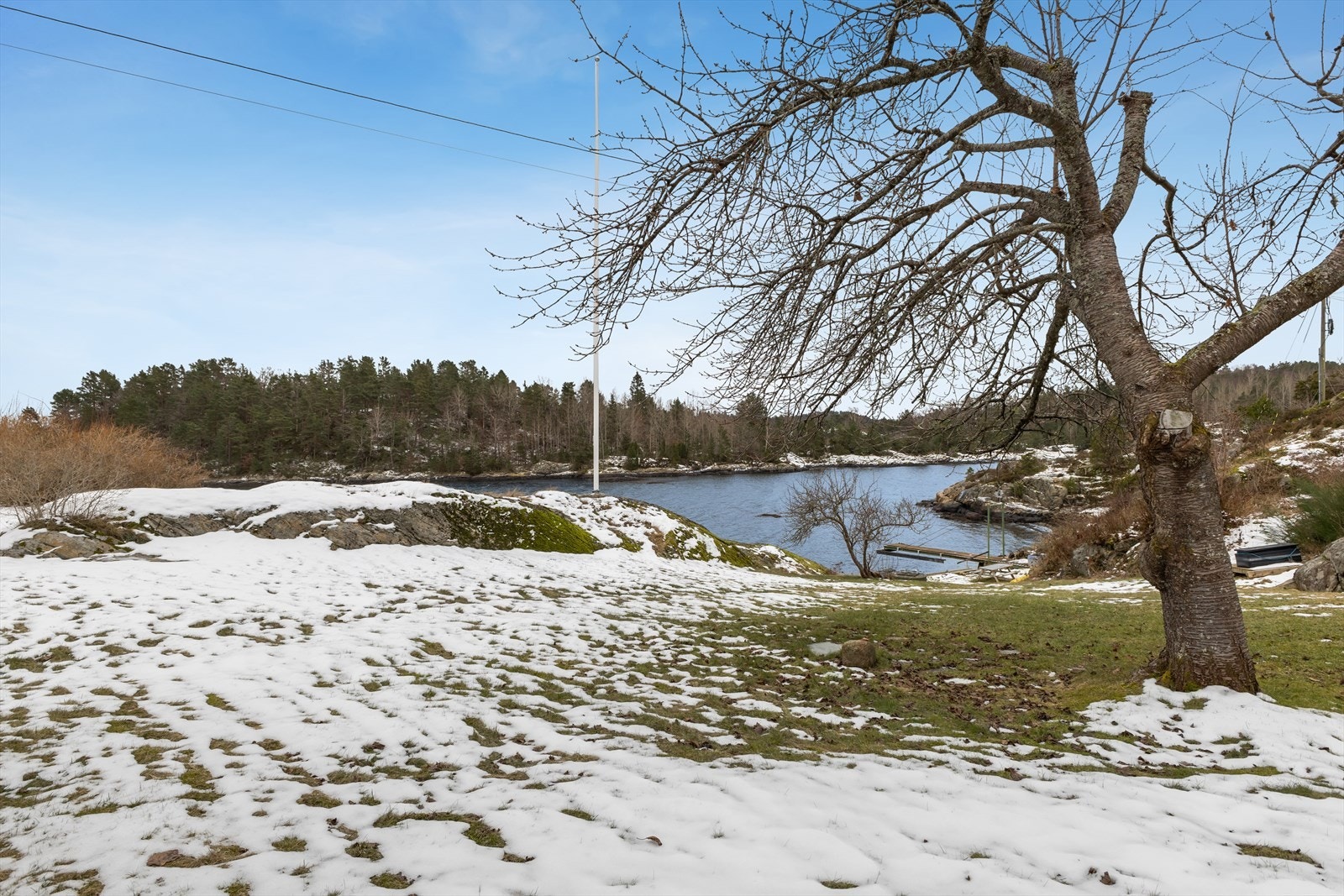 Tomten er opparbeidet i skrånende terreng med naturlig helning mot sørvest - en orientering som gir gode solforhold. Galleribilde