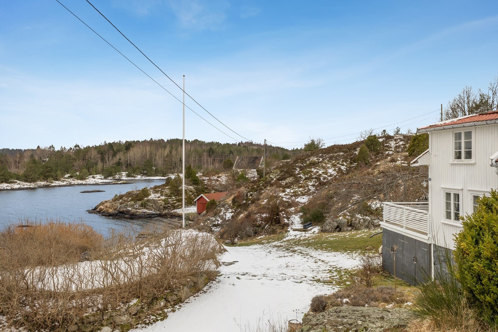 Kjøkken, bad og de fleste innvendige overflater er modernisert og kosmetisk oppusset. Galleribilde