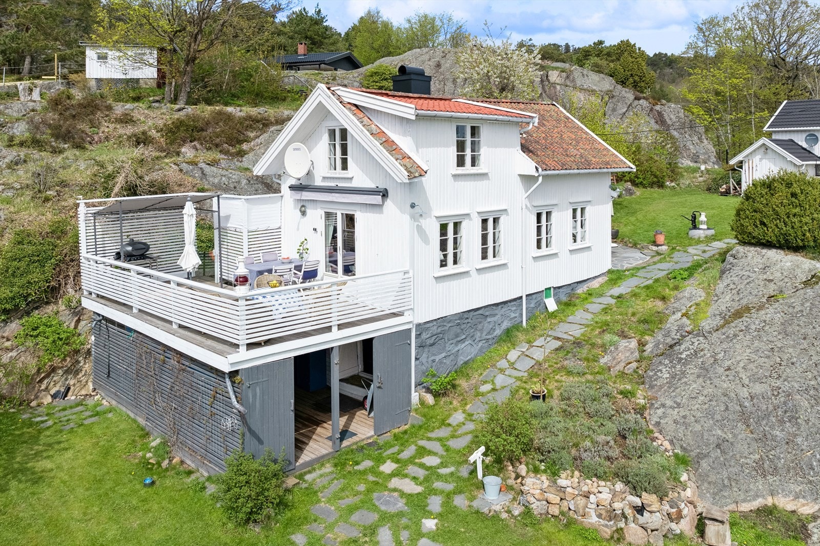 Vakkert opparbeidet tomt med praktiske steinheller som leder deg ned til vannkanten. Galleribilde