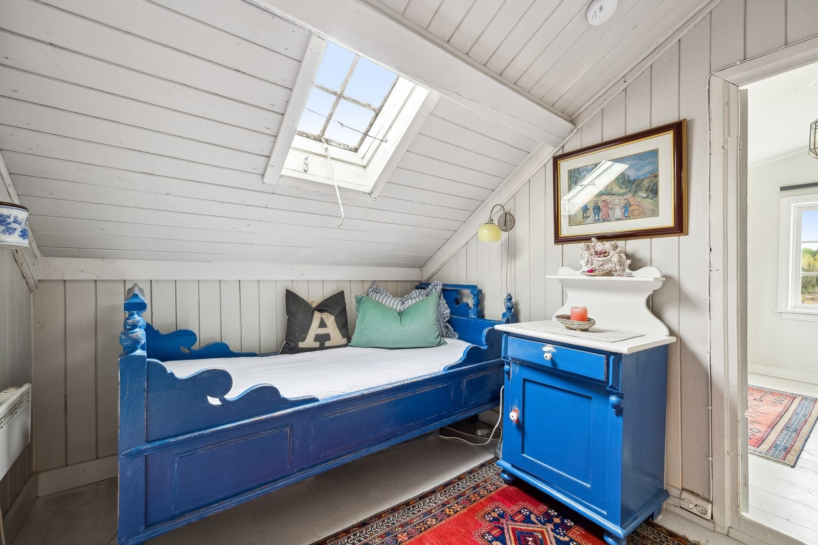 I følge takstmann overholder ikke vinduene i loftsetasjen dagens krav til alternativ rømning. Se pkt. ferdigattest i salgsoppgaven. Galleribilde