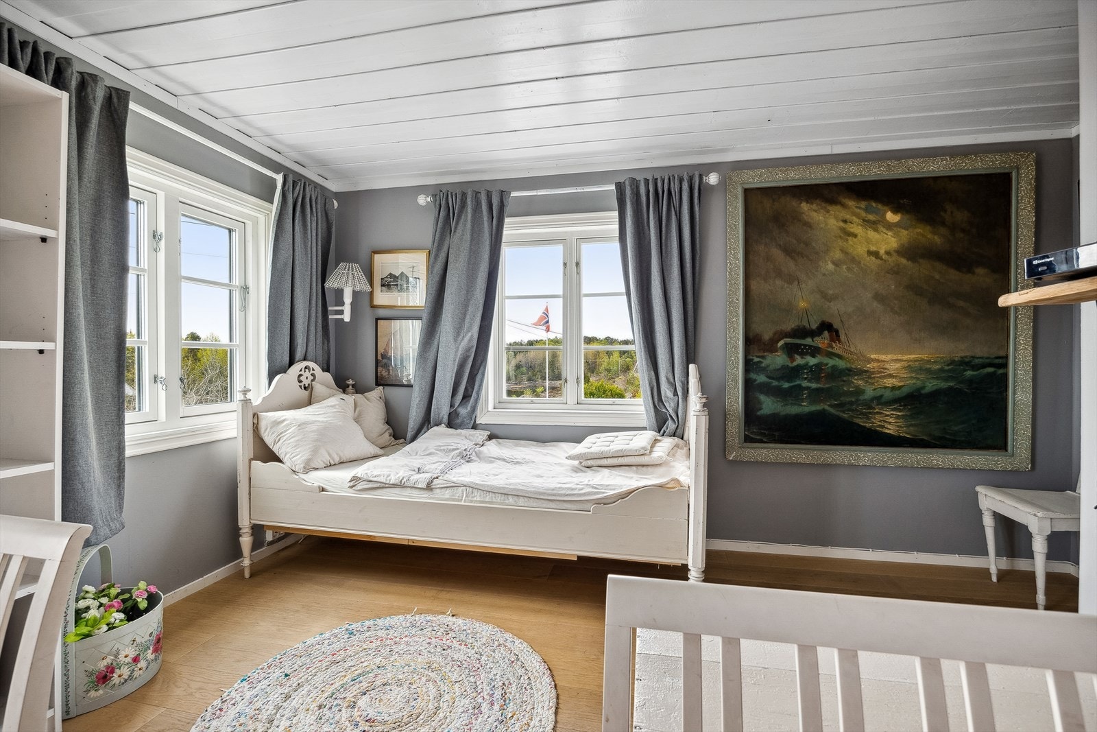 Begge soverommene er av svært god størrelse med plass til ønsket møblering. Galleribilde