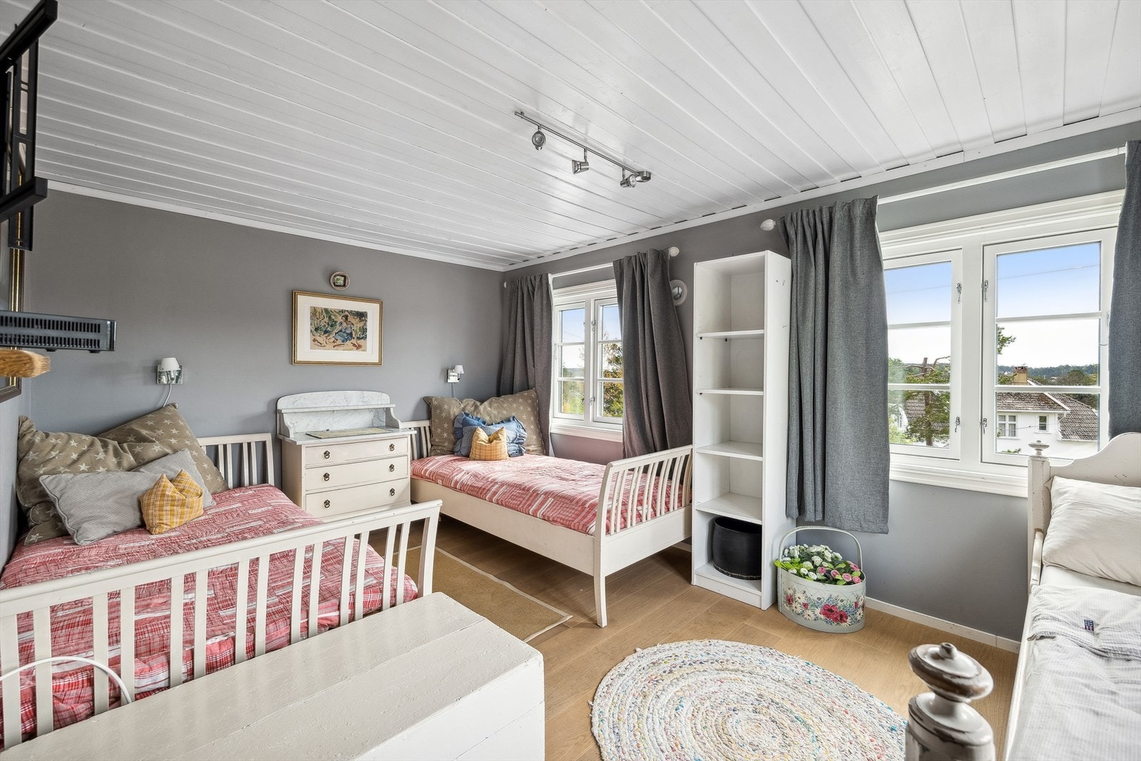 Annekset består av et vindfang som ønsker deg velkommen inn, et flislagt baderom og to romslige soverom med gode innredningsmuligheter. Galleribilde