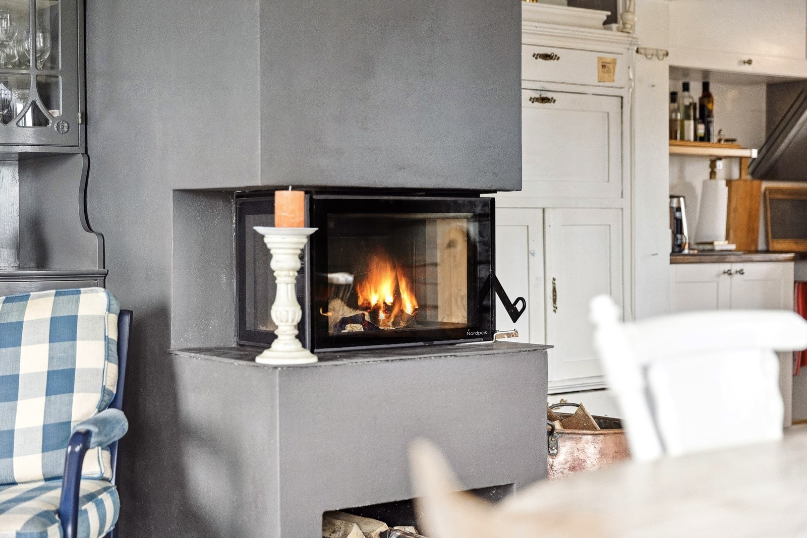 I stuen finner du en nyere peis med innsats som gir både varme og en lun atmosfære på kjølige dager - et elegant blikkfang som setter preg på rommet. Galleribilde