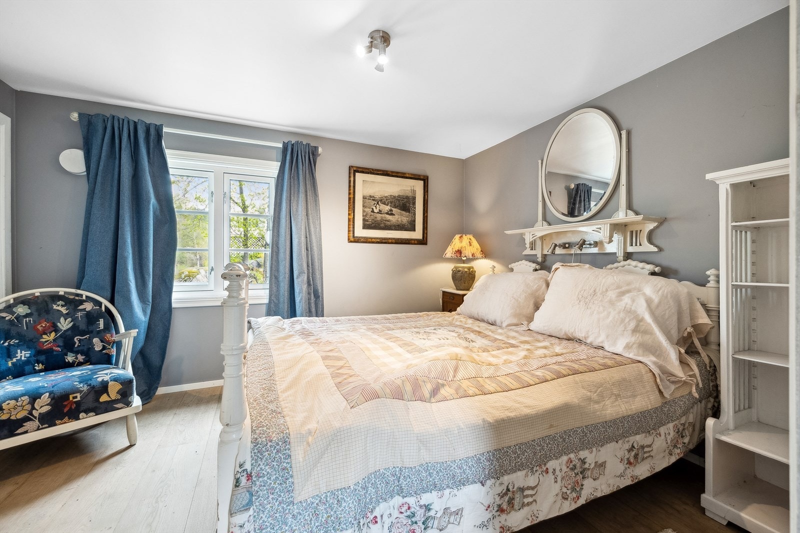 I følge takstmann overholder ikke vinduene i annekset dagens krav til alternativ rømning. Se pkt. ferdigattest i salgsoppgaven. Galleribilde