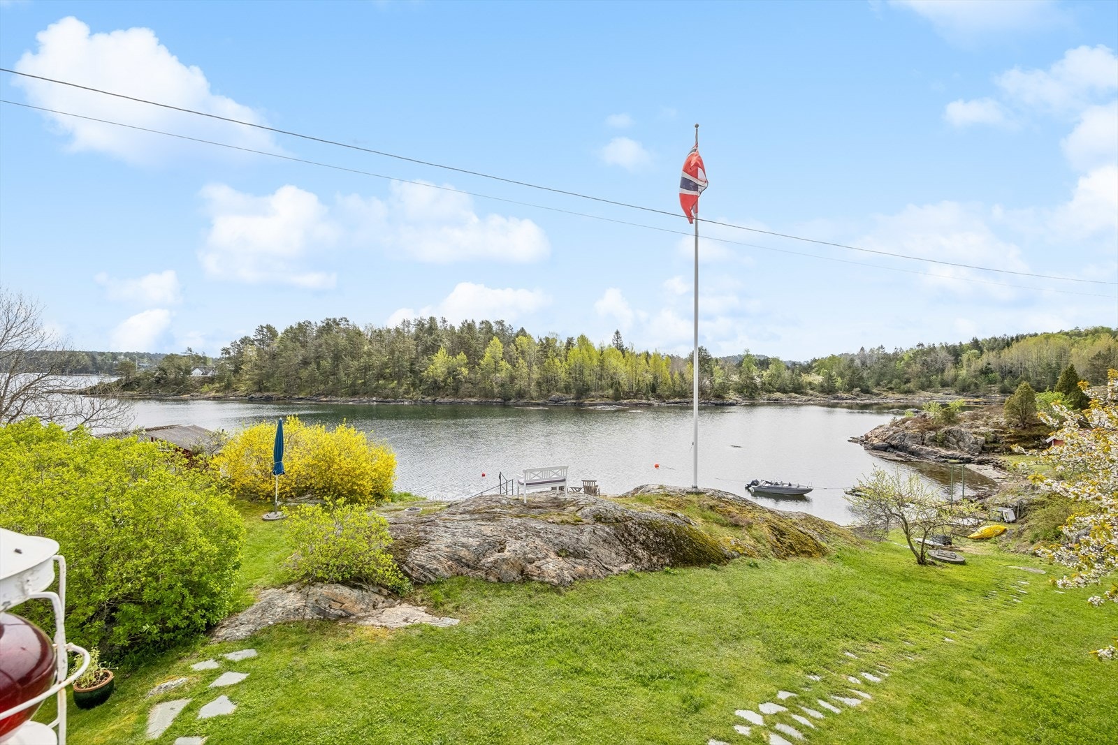 En fantastisk eiendom uten boplikt med sjøutsikt og strandlinje. Galleribilde