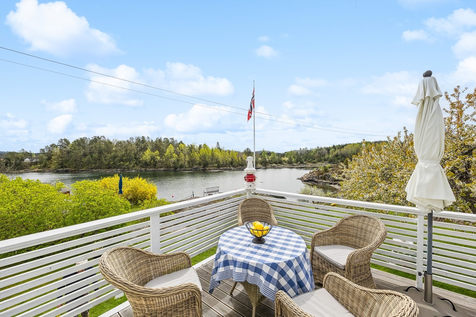 Uteplassen på ca. 24 kvm vender mot vakre omgivelser og har god plass til utemøbler. Galleribilde