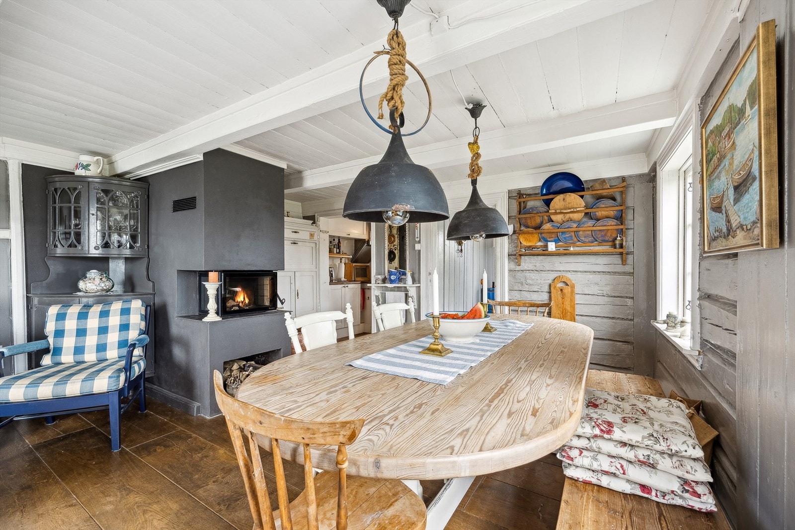 Rommet byr på rikelig plass til både en komfortabel sofagruppe og en innbydende spiseplass - perfekt for avslapning og hyggelige måltider. Galleribilde