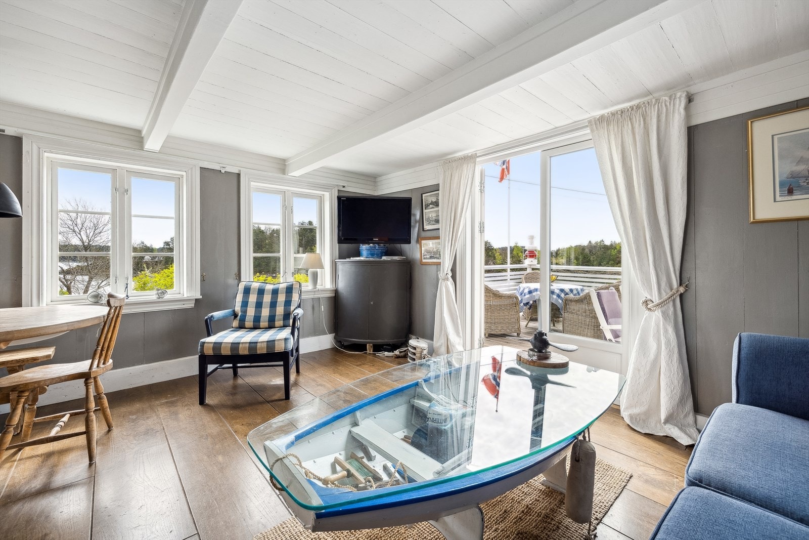 Fra stuen er det direkte utgang til en herlig, solrik veranda. Galleribilde