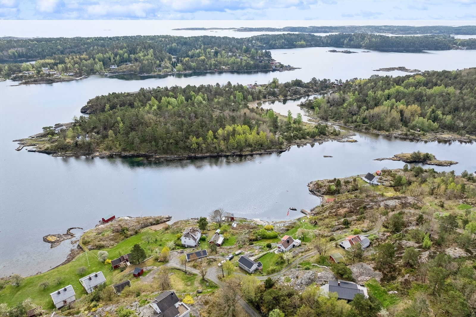 Naturskjønt område omgitt av vakker natur, ca. 14 km fra Tvedestrand sentrum. Galleribilde