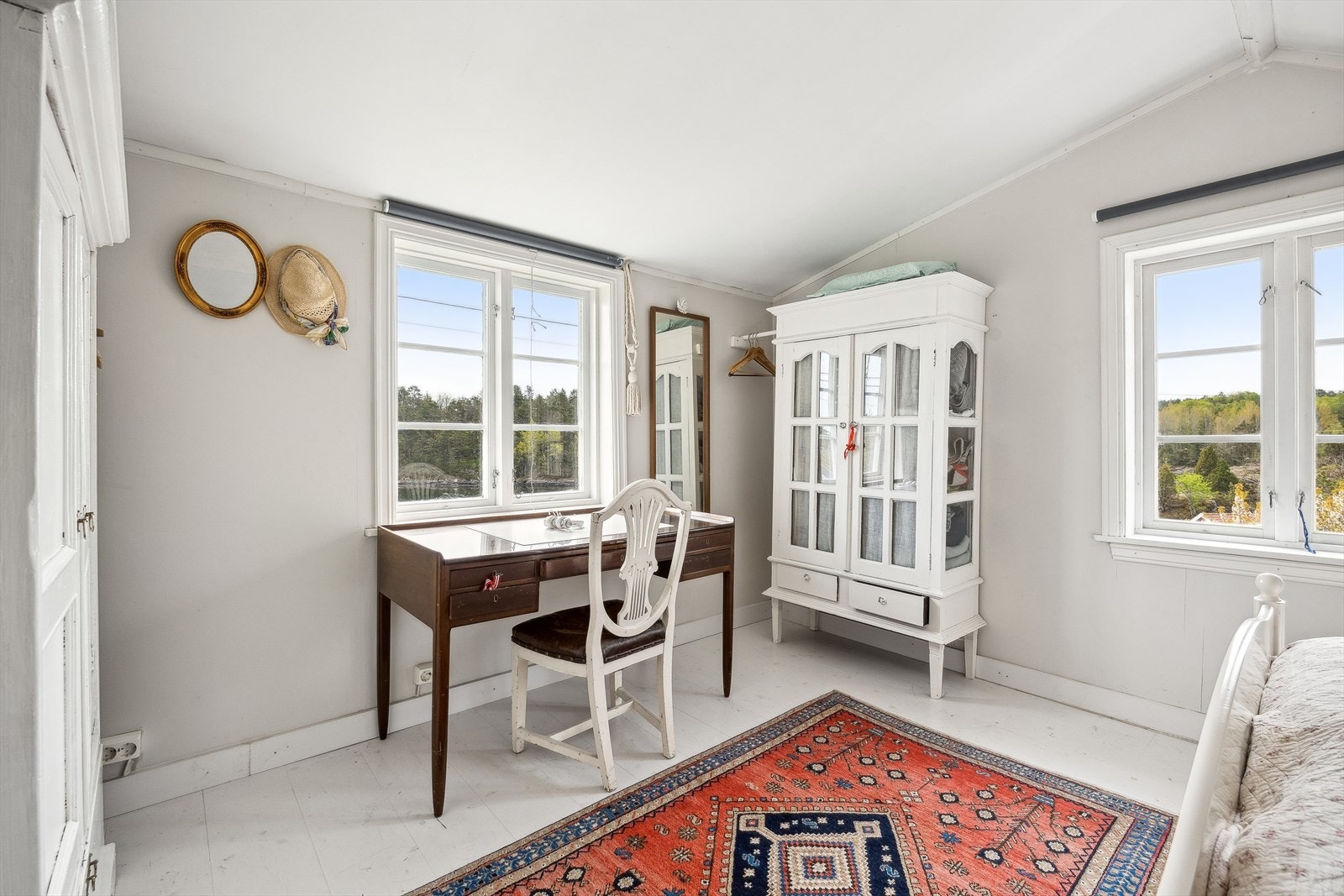 Hovedsoverommet er romslig og gir god plass til stor seng, nattbord og øvrig møblement. Galleribilde