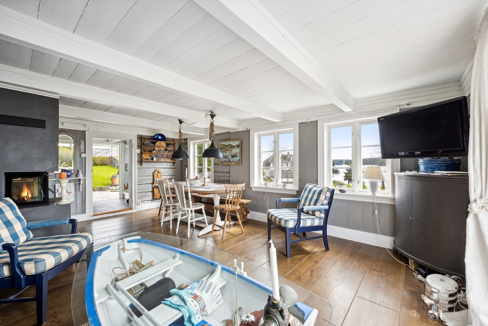 Store vindusflater gir rikelig med naturlig lys. Galleribilde