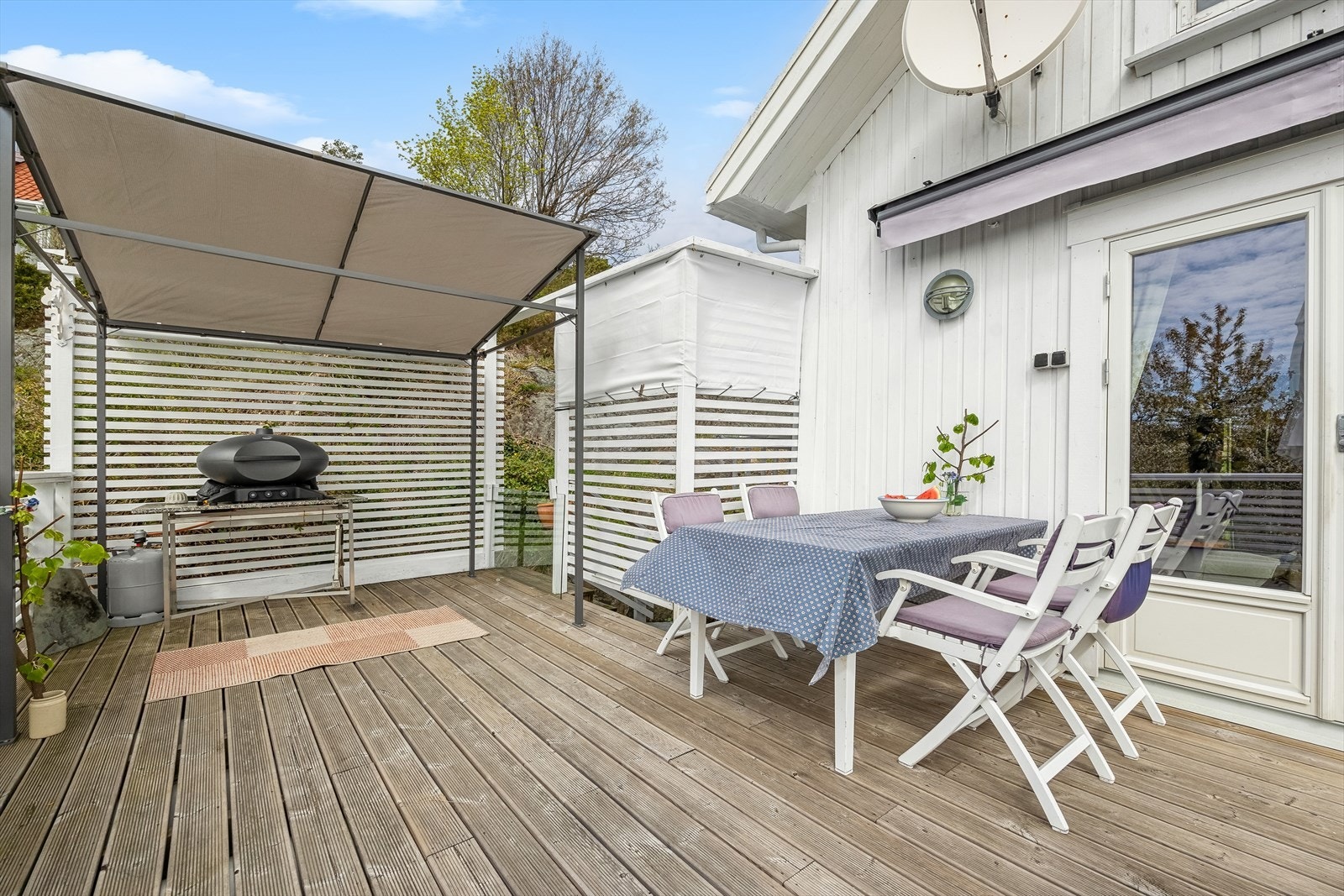 Solfylte sommerdager kan nytes på den romslige verandaen - et perfekt sted for avslapning og hyggelige stunder utendørs. Galleribilde