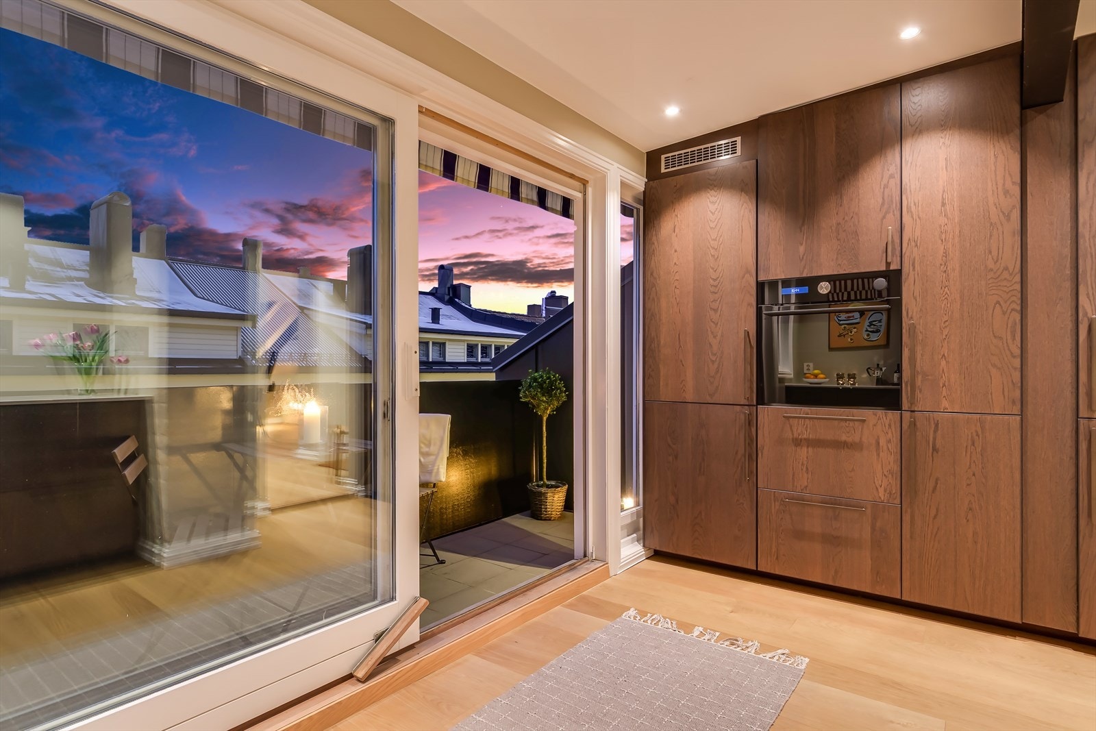 Innredning med glatte fronter, benkeplate i quartz og
integrerte hvitevarer. Det er etablert komfyrvakt og
vannstoppsystem, samt mekanisk avtrekk over kokeplass. Galleribilde