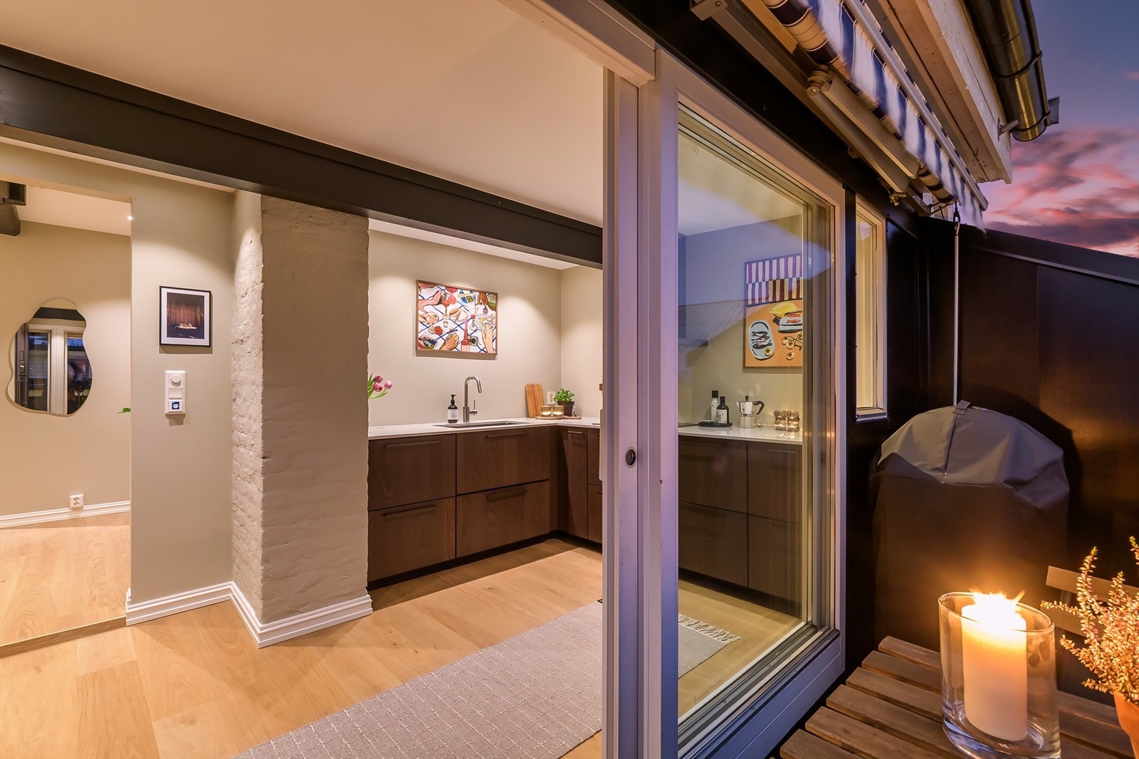 Fantastisk løsning med kort vei fra kjøkken til friluft - Enten du vil grille ute eller kokkelere inne Galleribilde