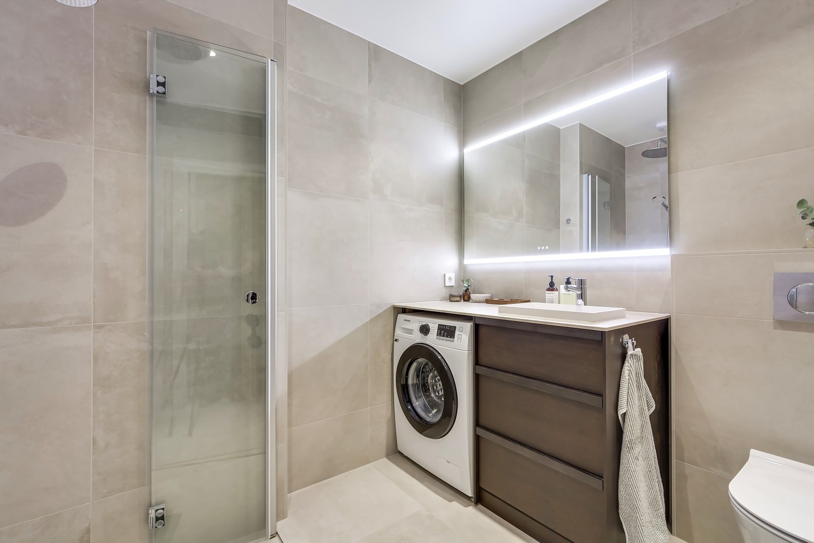 Nydelig totalrenovert bad fra 2025 med 12 års tetthetsgaranti! Galleribilde