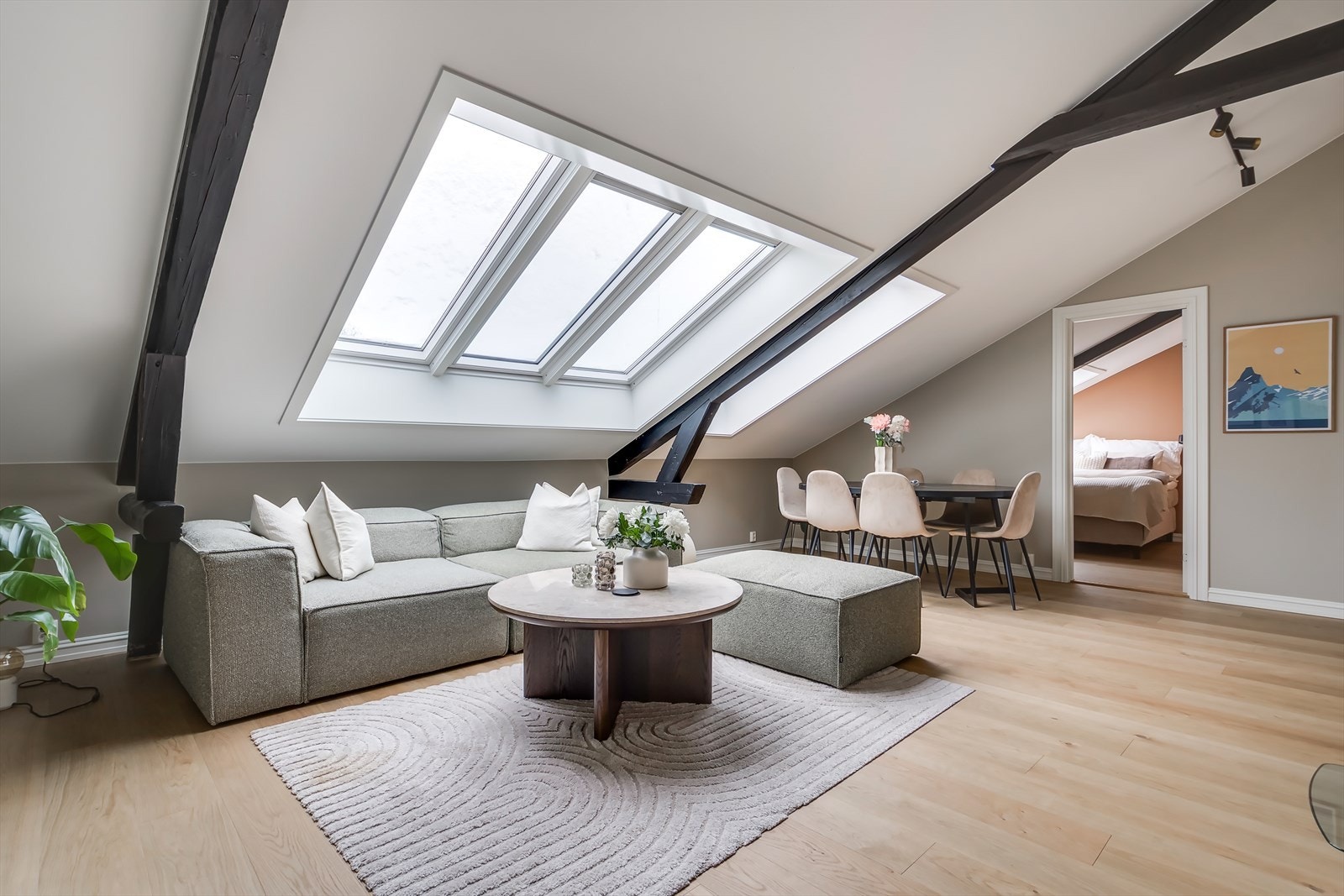 Store Velux takvinduer fra 2005 og 2025 som gir nydelig lys i boligen Galleribilde