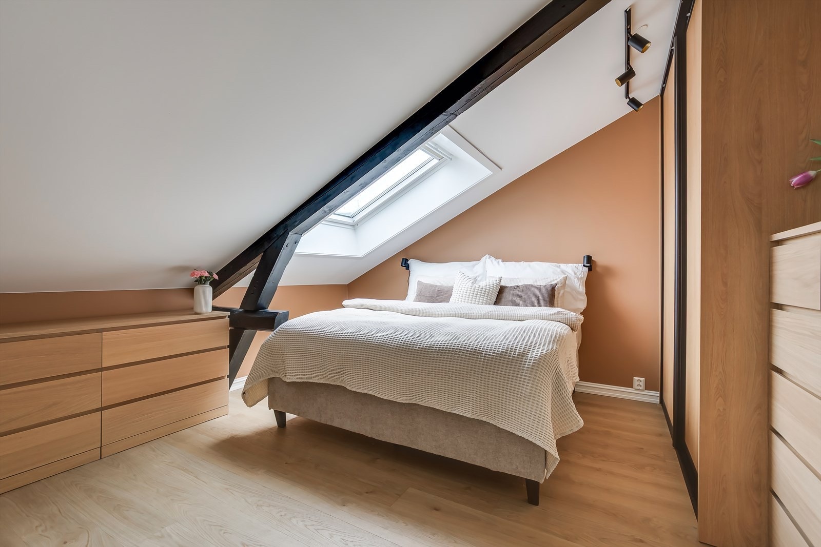 Hovedsoverom som ligger skjermet og adskilt fra soverom II Galleribilde