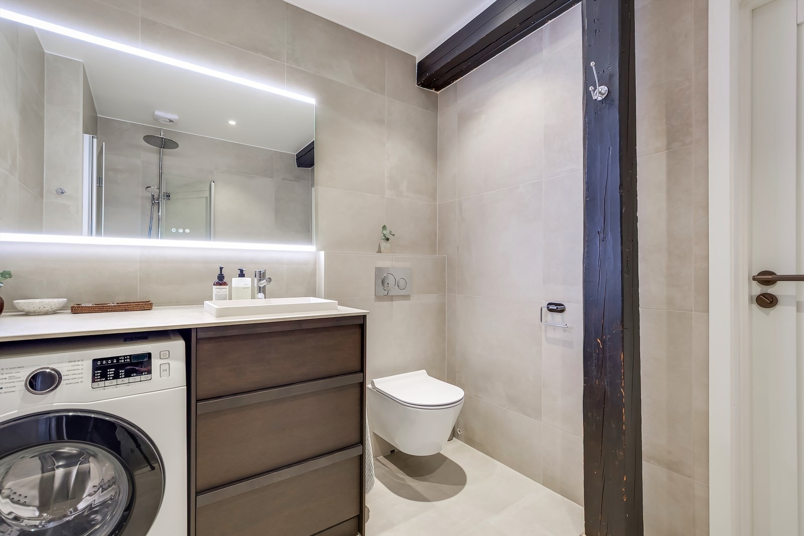 Badet er av god størrelse og gjennomført standard som samsvarer med boligens uttrykk Galleribilde