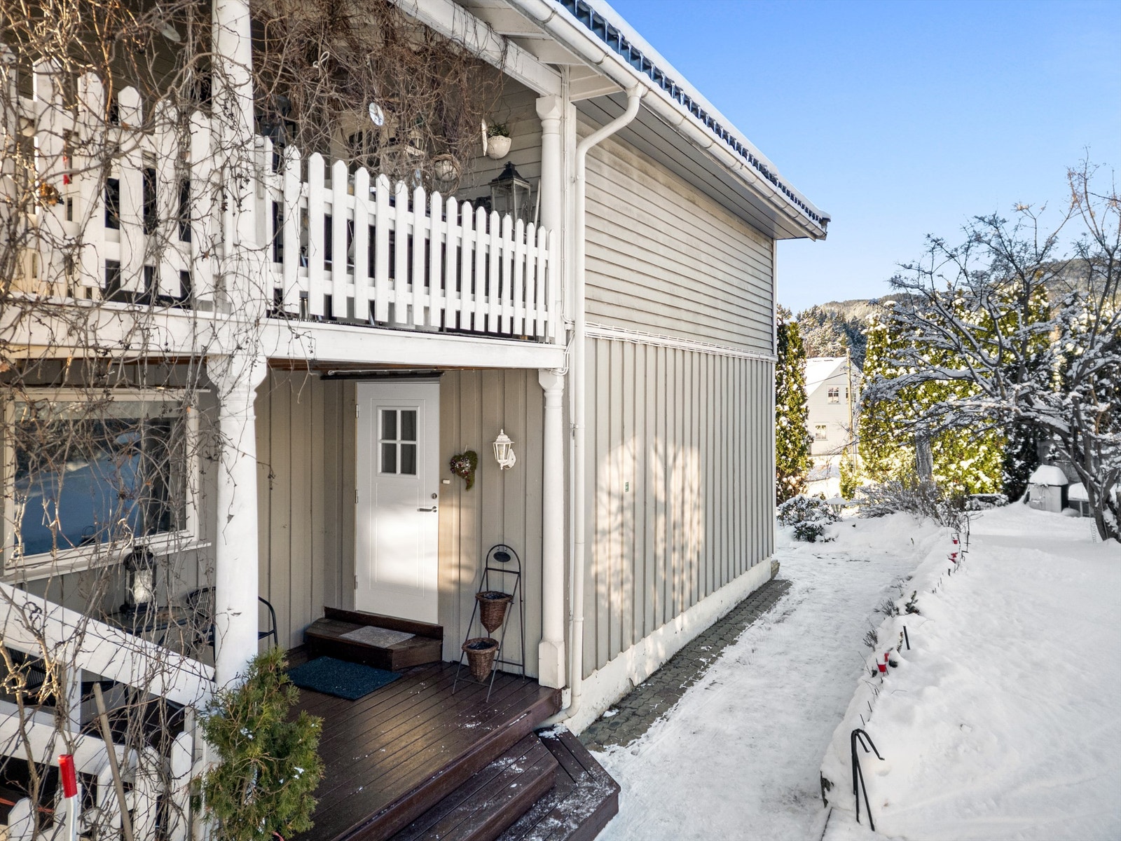 Felles overbygget utvendig trappeadkomst til boligens etasjeplan (1. etasje) Galleribilde