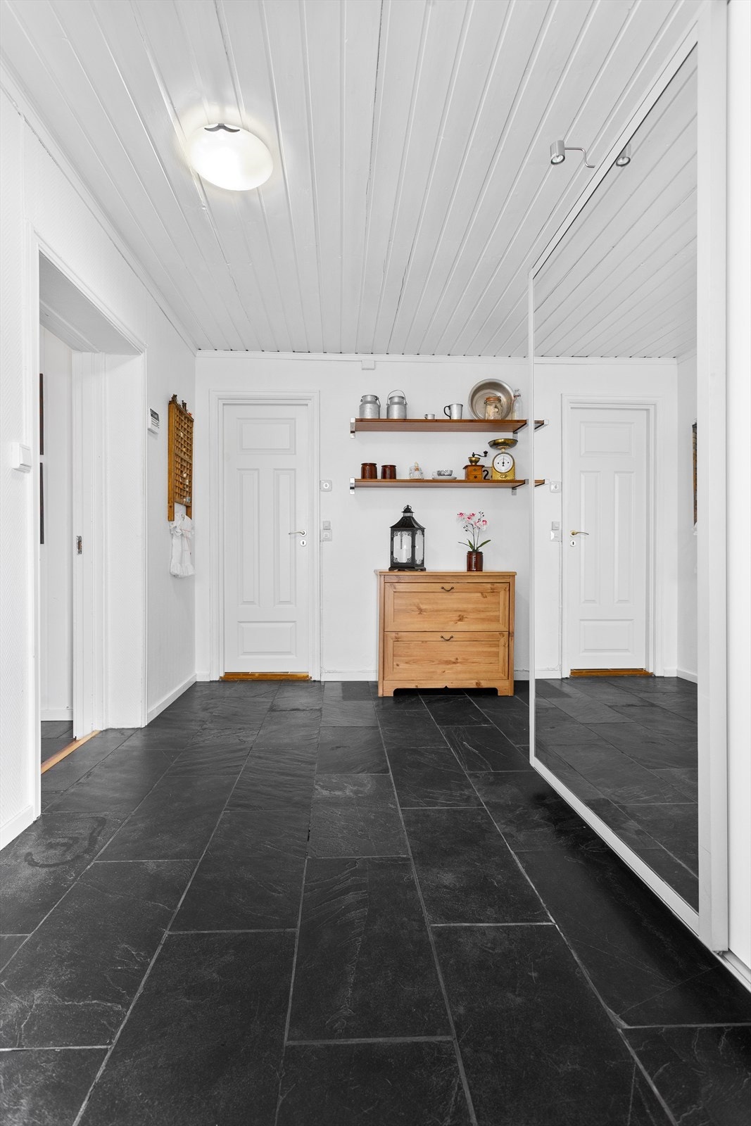 Entré med skyvedørsgarderobe Galleribilde