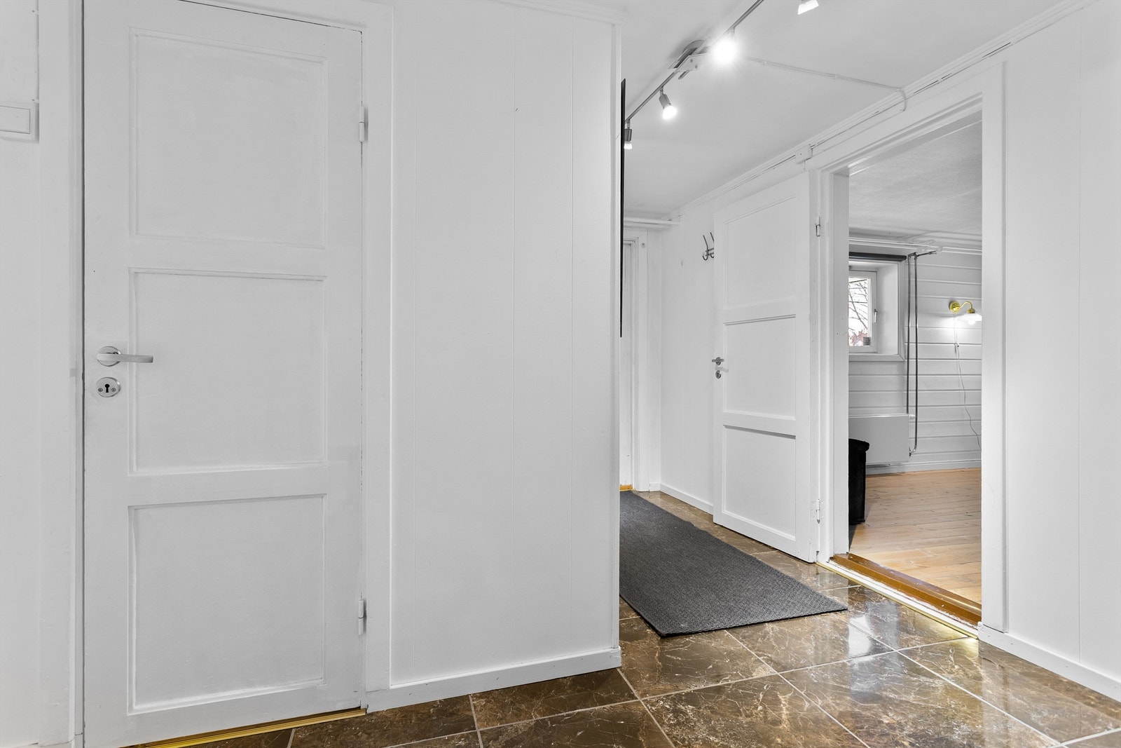 Boligen har en fullinnredet kjeller med bl.a. entré, stue, kjøkken, bad, wc-rom, felles vaskerom og soverom - Ikke bruksendret/omsøkt Galleribilde