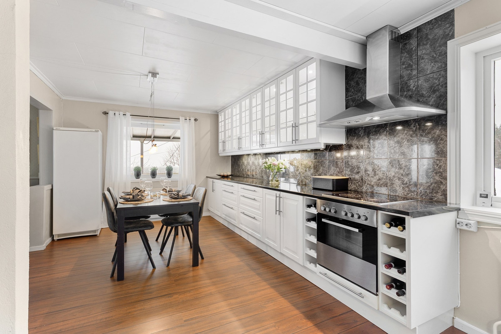 Profilert IKEA-kjøkkeninnredning fra ca. 2010/2011 Galleribilde