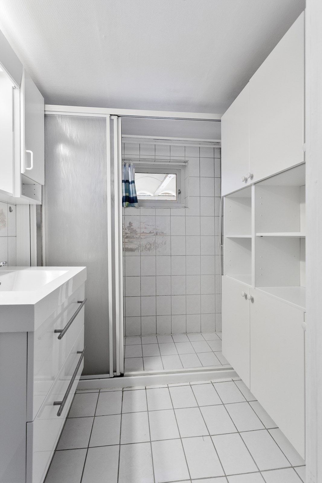 Eldre bad med romslig dusjnisje og skapinnredning - Ikke bruksendret/omsøkt rom Galleribilde