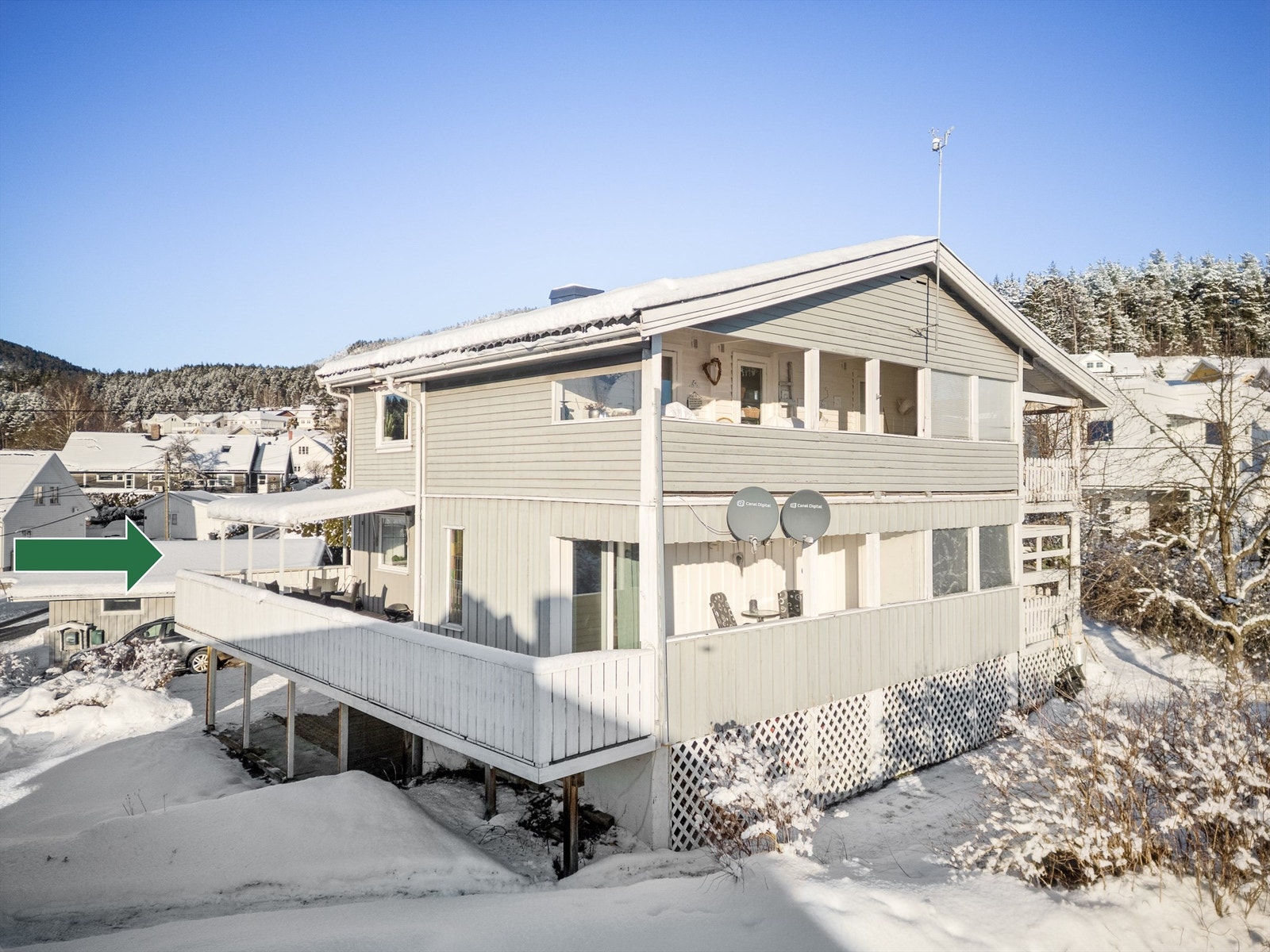 Verandaen har sol fra ca. kl. 10.00 til 22.00 (midtsommerstid) iflg. selger Galleribilde