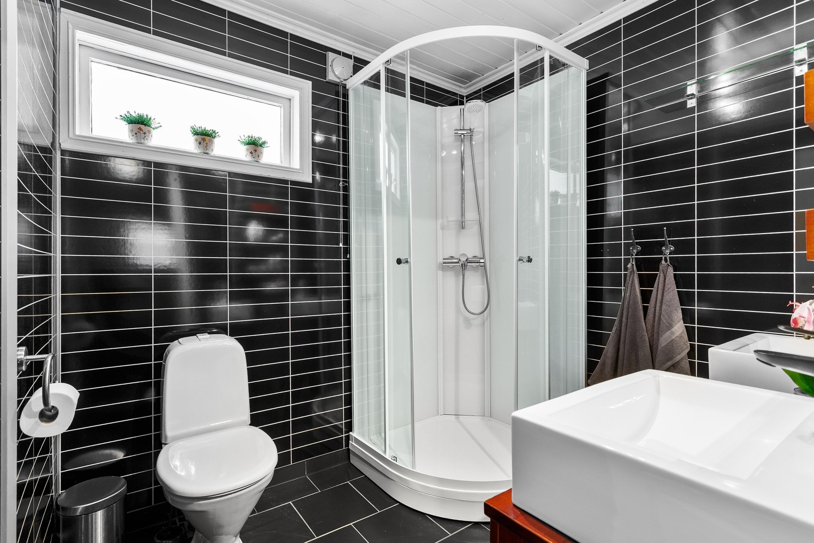 Badet ble oppgradert med nye gulvfliser, veggoverflater og innredning i 2010/2011 - Kraner og dusj fra 2025 Galleribilde