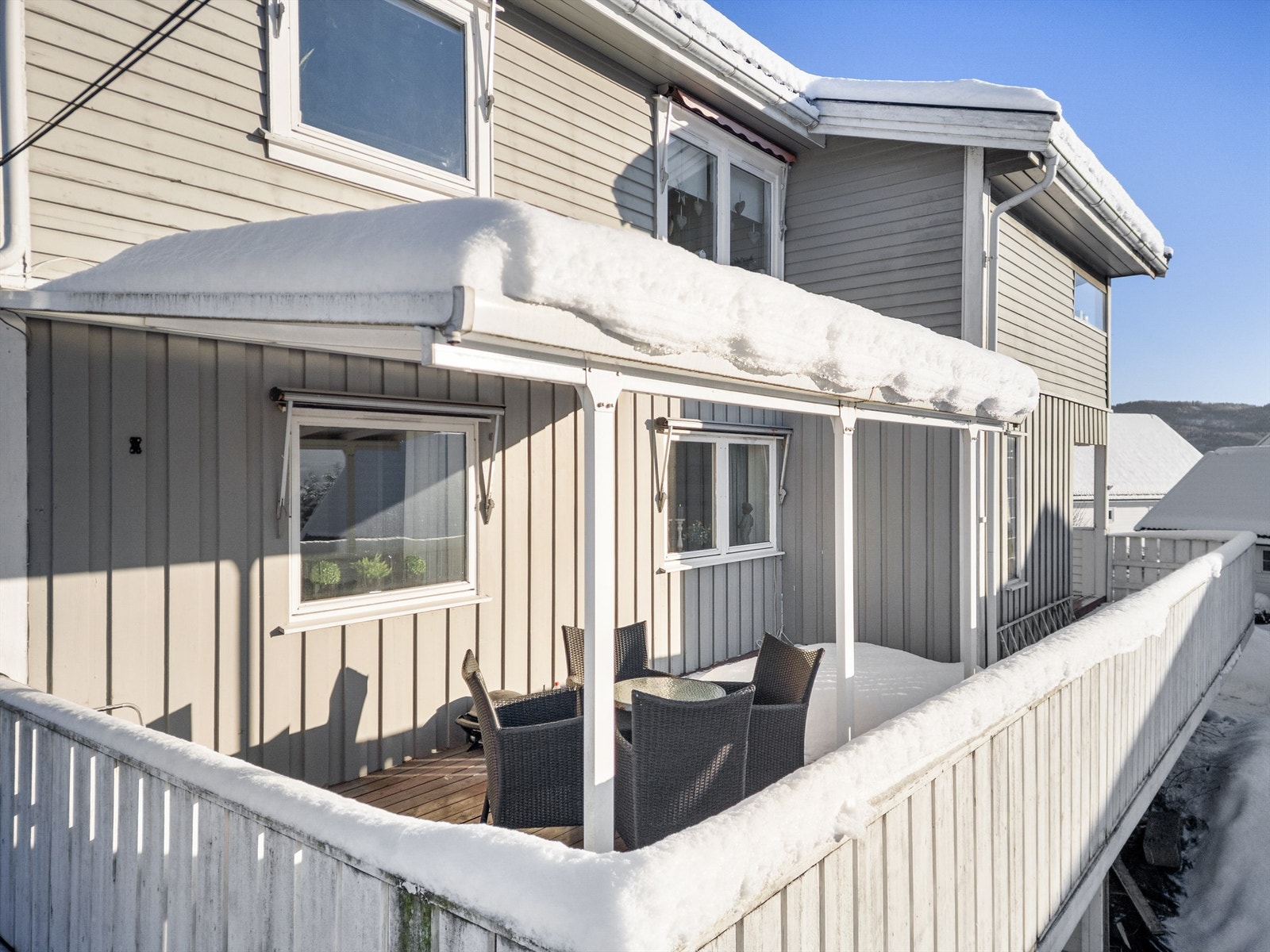 Sydvestvendt veranda på ca. 42 kvm - Takutstikk/overbygg er ikke byggemeldt Galleribilde