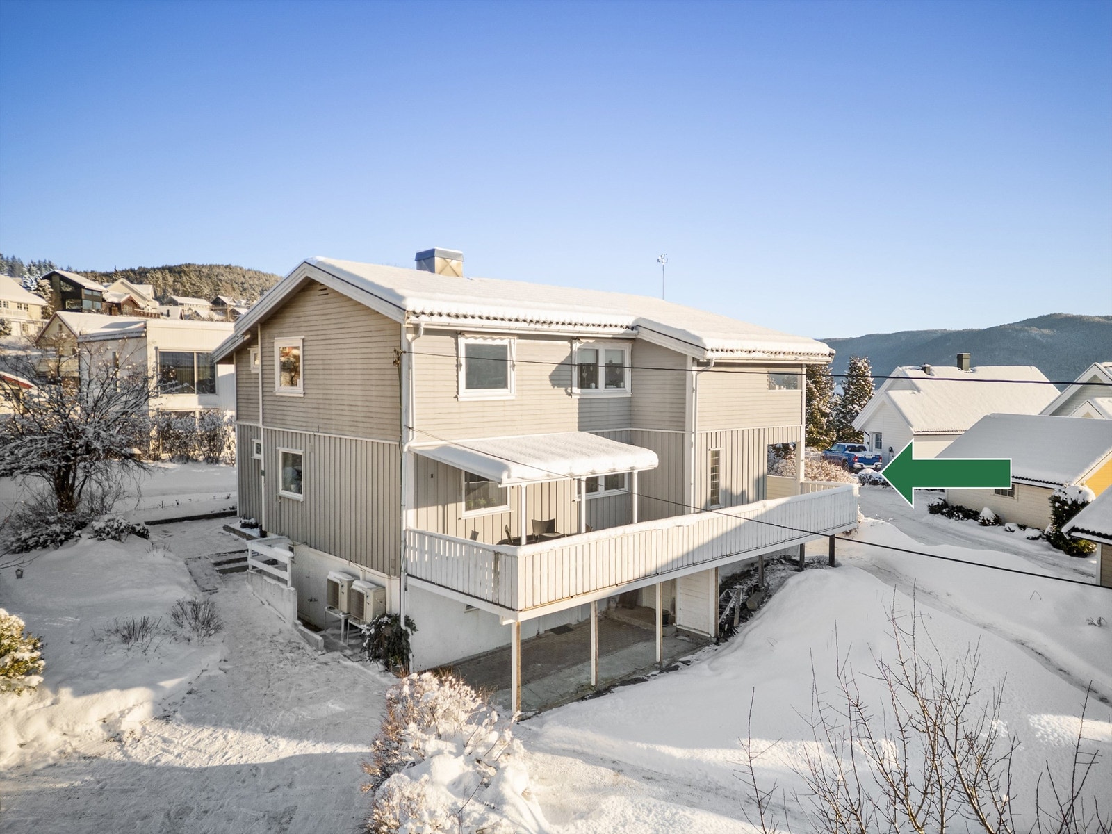 Forøvrig er det godt med parkering på felles gruset gårdsplass Galleribilde