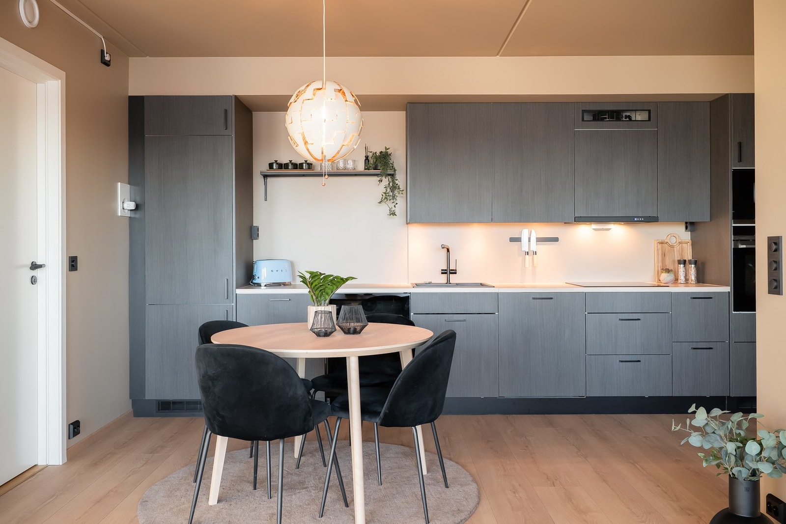 Oppgradert kjøkken med ekstra skap og benkeplass. Galleribilde