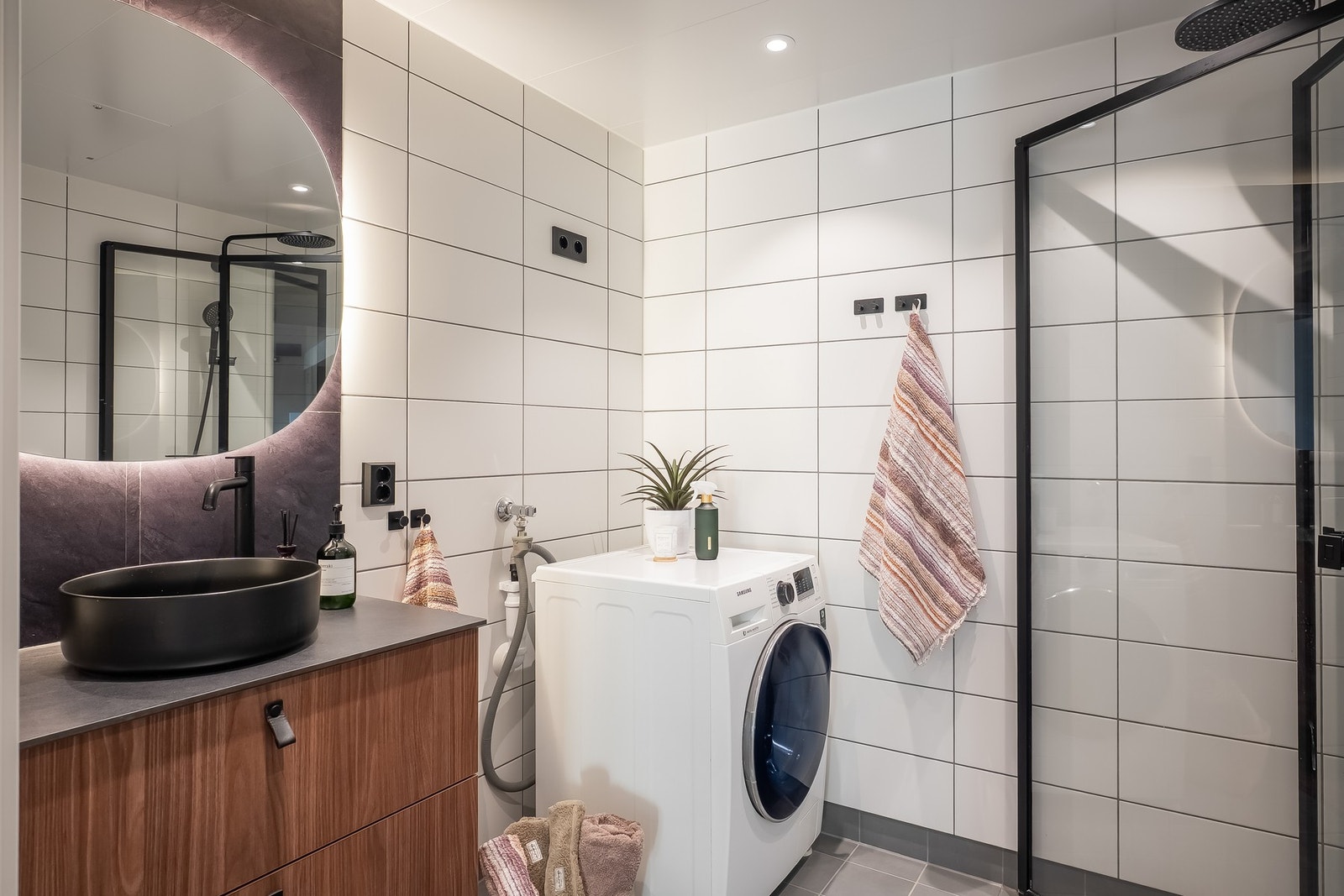 Tidløst bad med opplegg for vaskemaskin og innfellbare dusjdører. Galleribilde