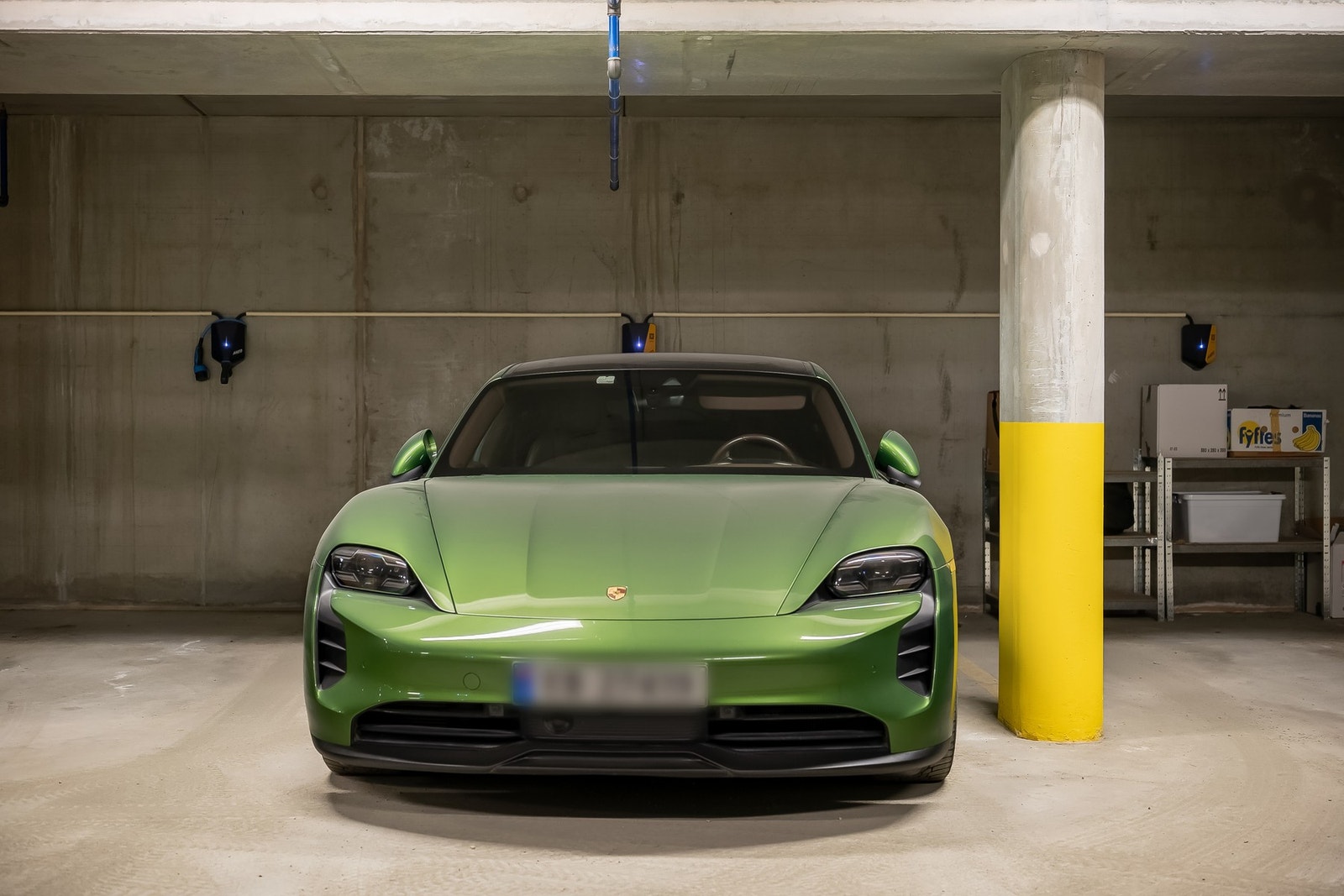 Garasjeplass. Galleribilde