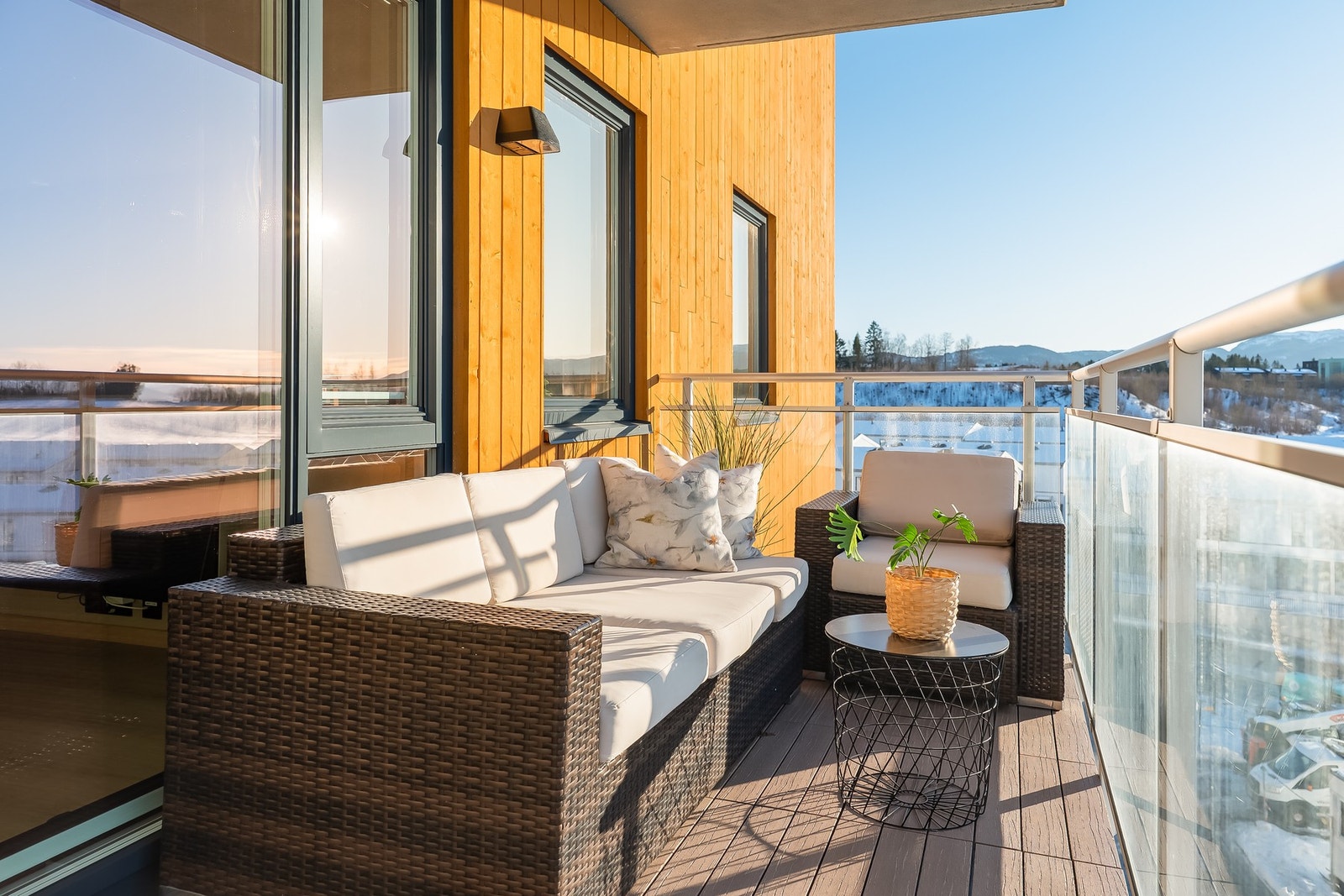 Overbygd balkong med utgang fra stuen. Galleribilde