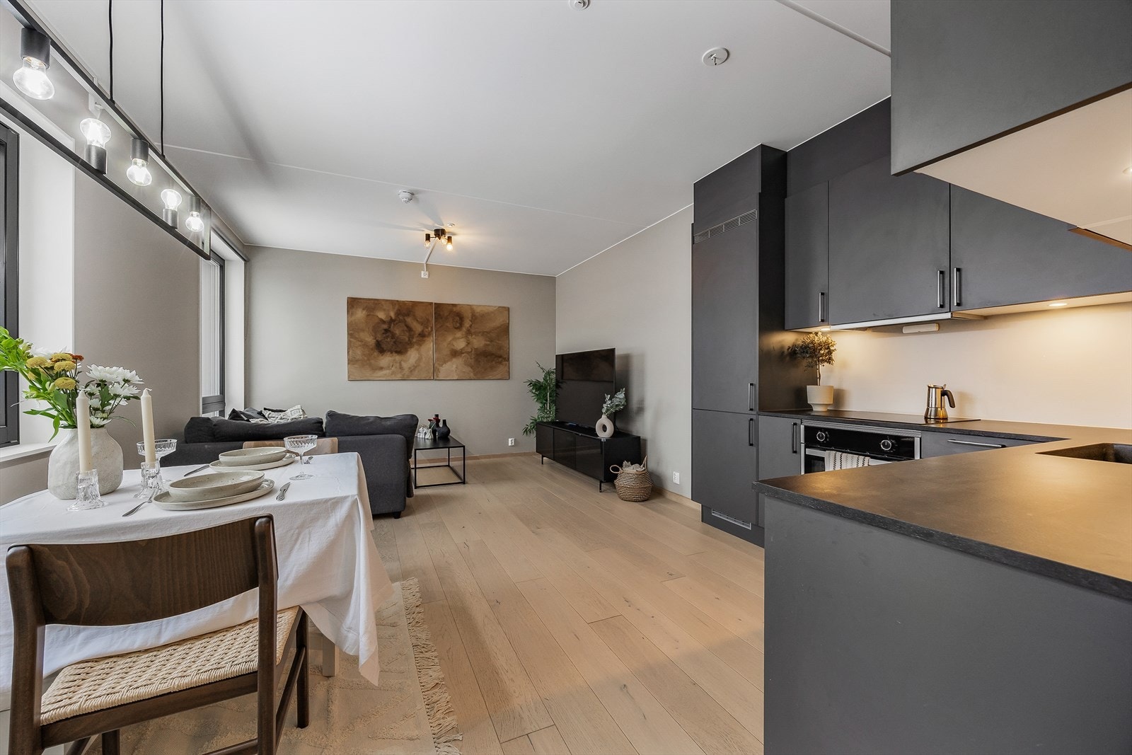 Den sosiale sonen har god plass til både sofagruppe og spisebord. Galleribilde