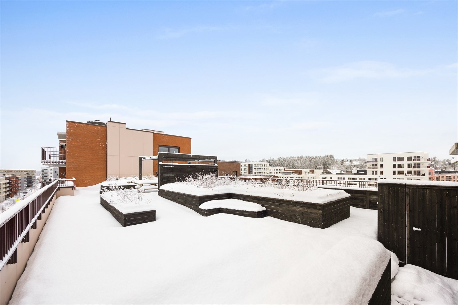 Beboere har tilgang til felles takterrasser med beplantning og sosial sone. Galleribilde