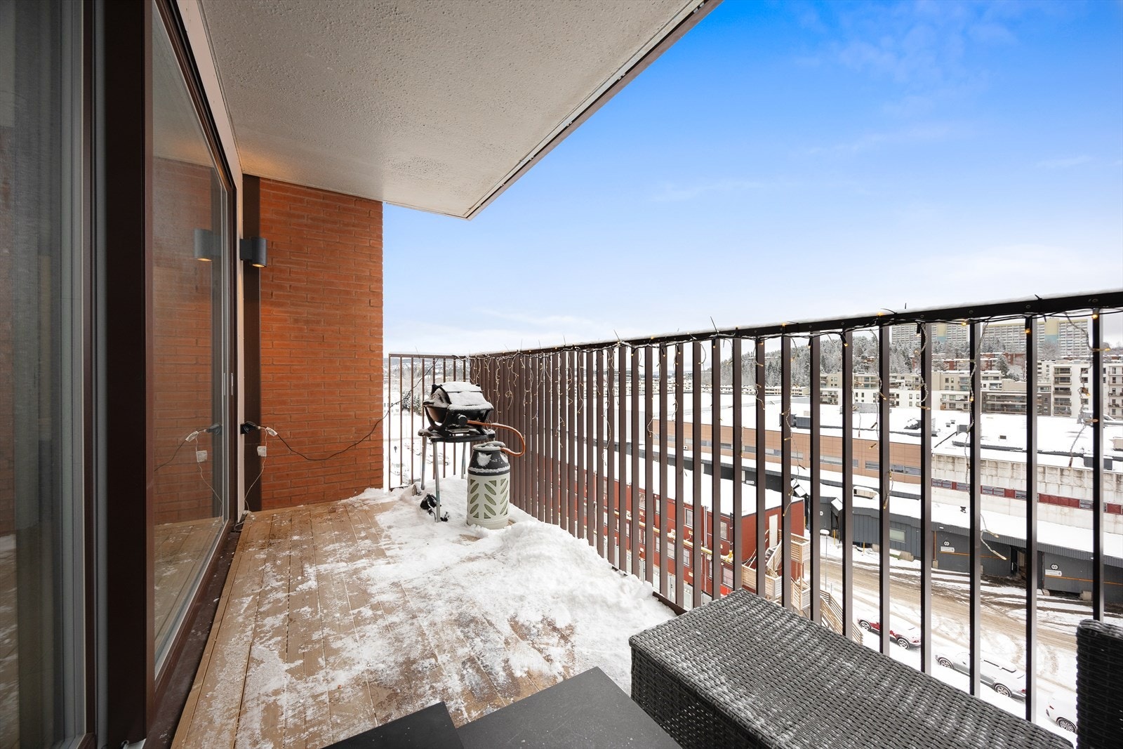 Balkongen er i en solid betong- og metallkonstruksjon med god plass til utemøbler. Galleribilde