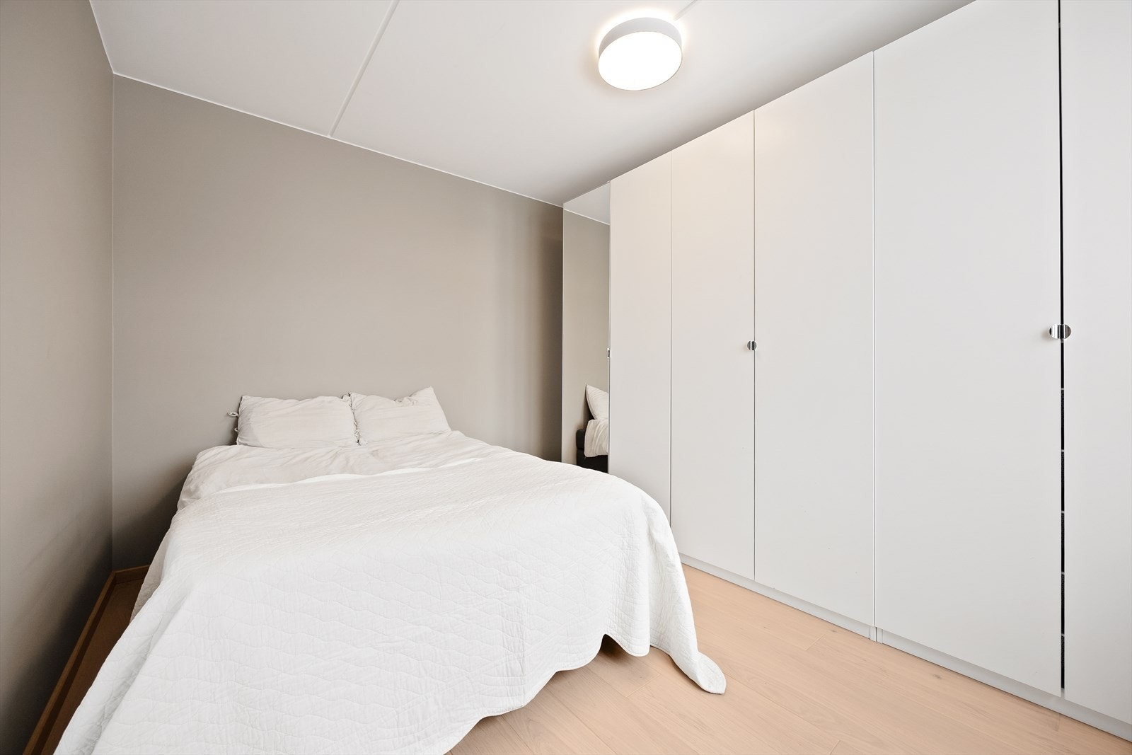 En stor garderobeløsning gir rikelig med oppbevaringsplass. Galleribilde