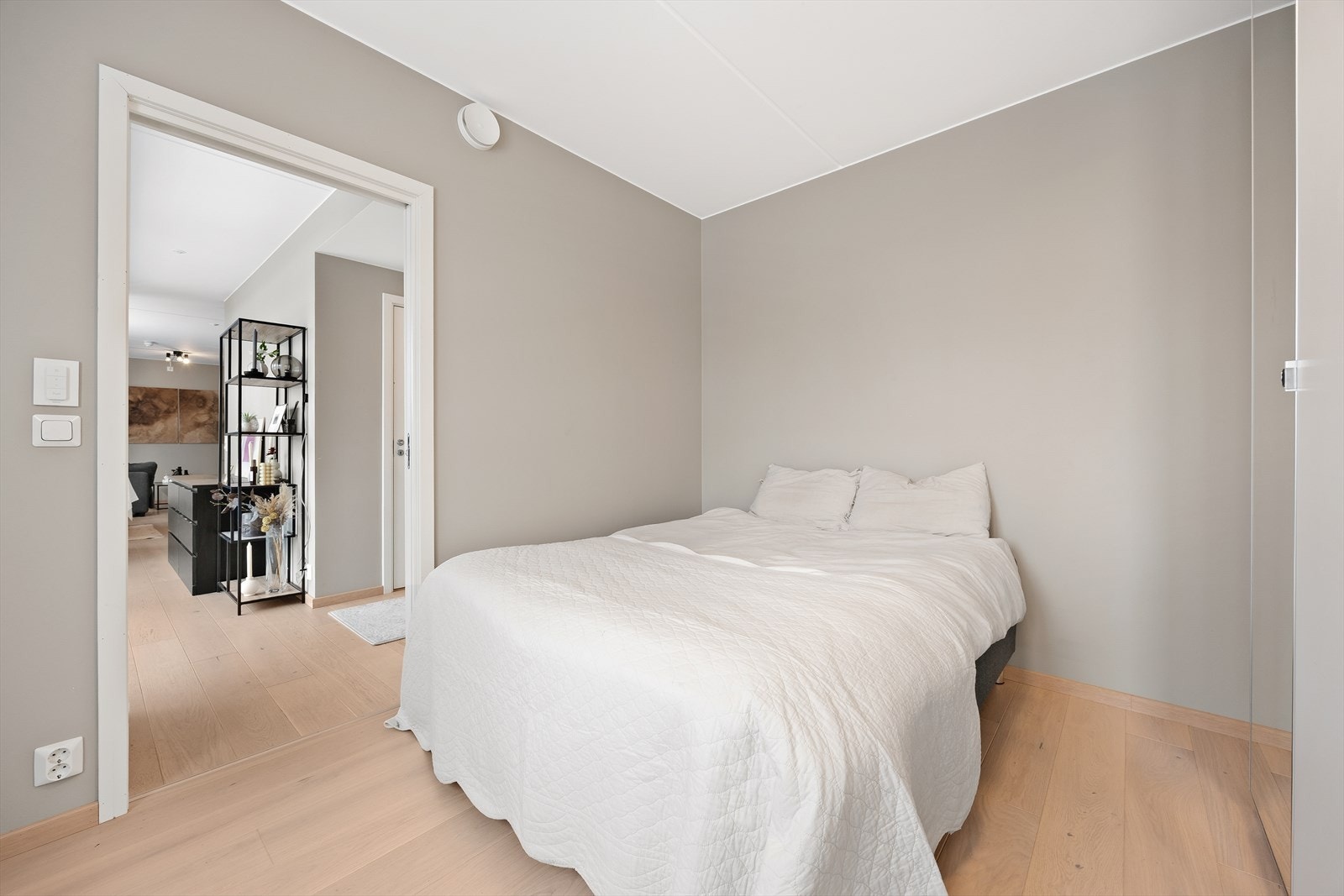 Soverommet er av god størrelse med plass til dobbeltseng og tilhørende møblement. Galleribilde