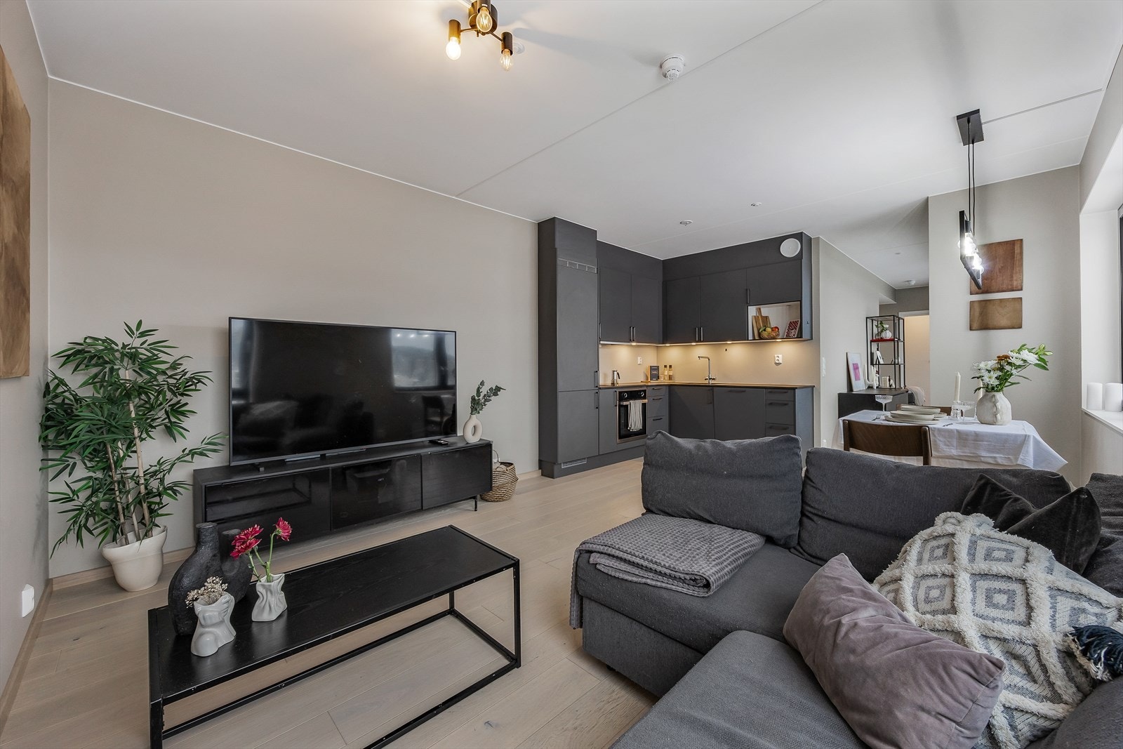 Gjennomgående parkett og slette, malte flater gir et helhetlig og moderne inntrykk. Galleribilde