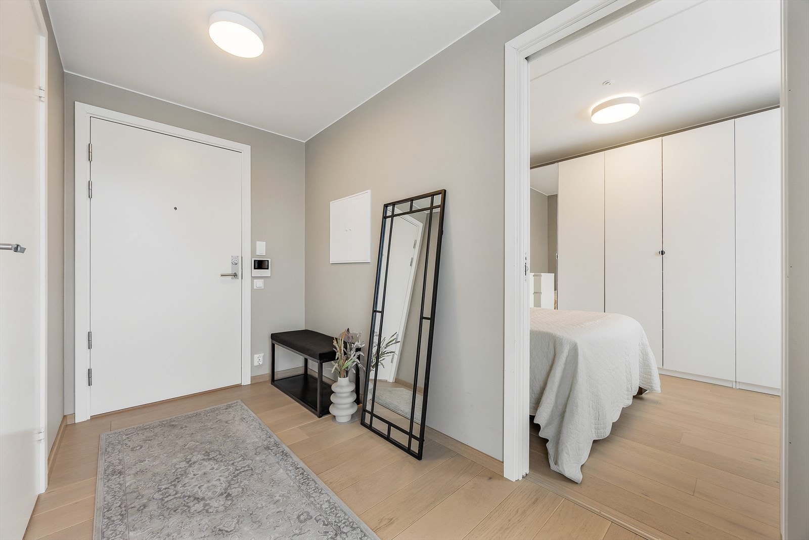 En lys entré med adkomst til alle rom og dørcalling for enkel gjestemottakelse. Galleribilde