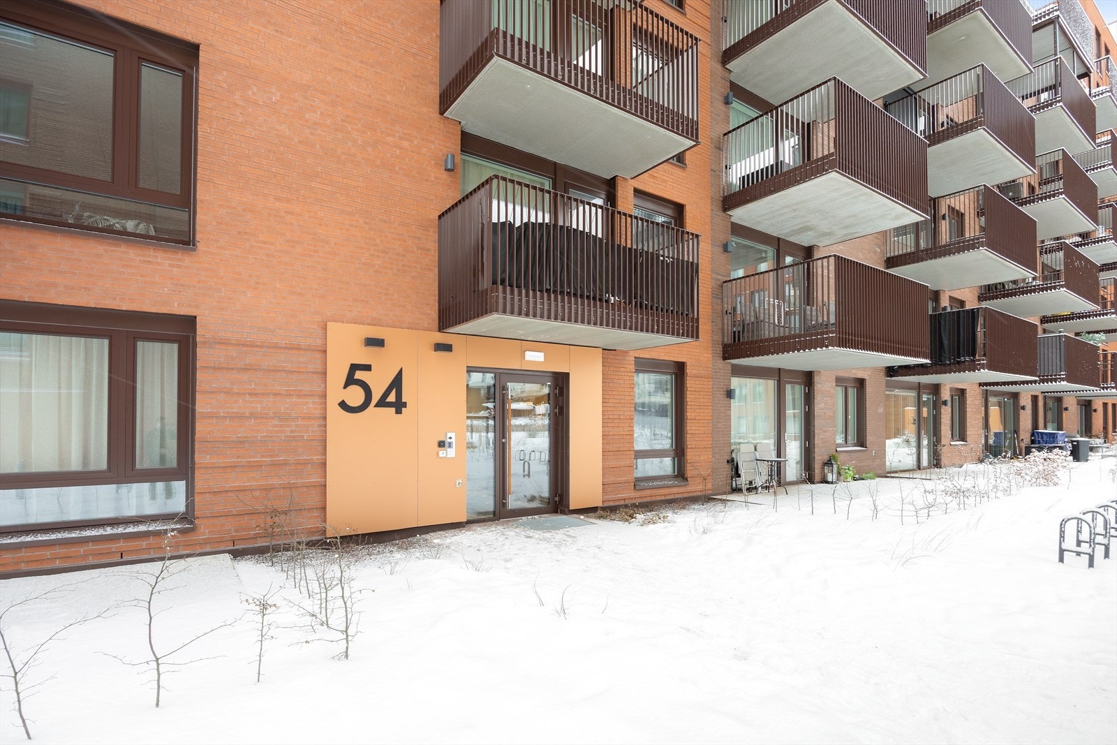 Bygget fra 2023 har en fasade forblendet med teglstein. Galleribilde