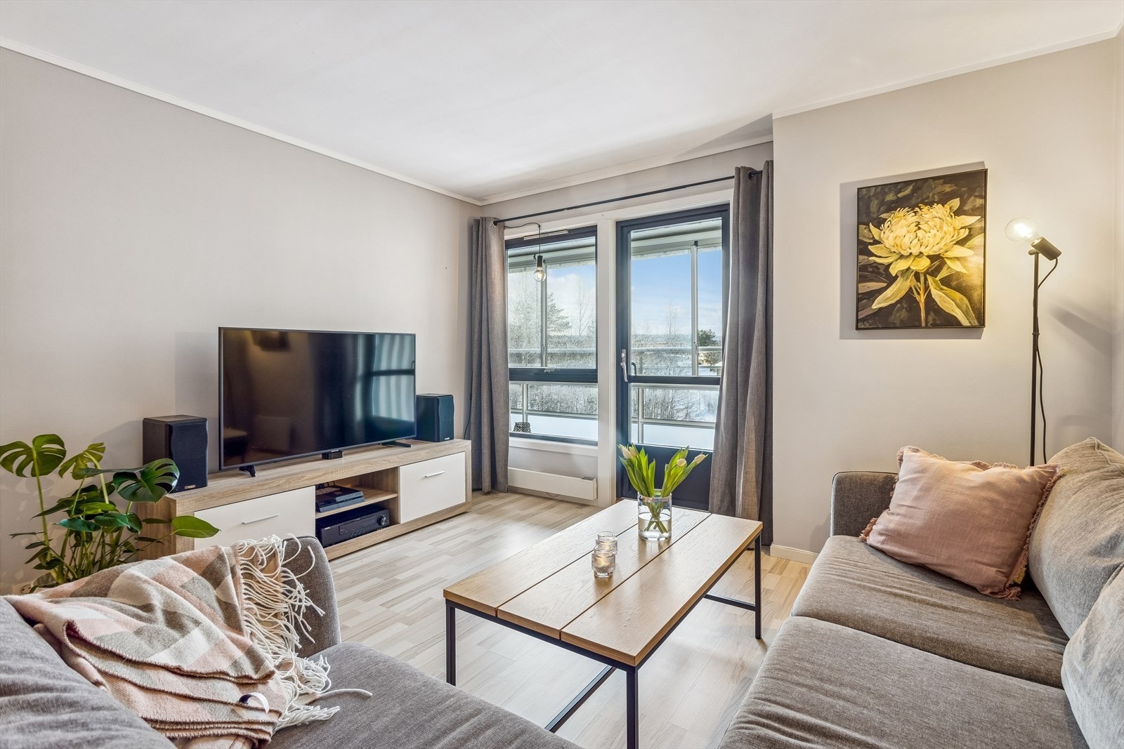 Store vindusflater og utgang til balkongen gir rikelig med naturlig lys. Galleribilde