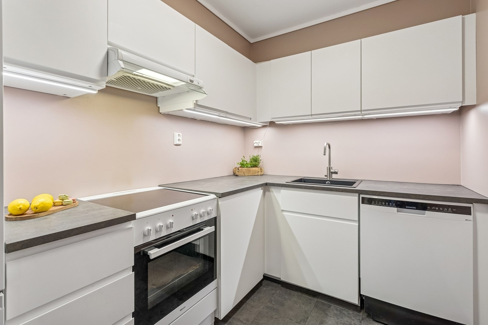 Et praktisk og arealeffektivt kjøkken med gode arbeidsflater og rikelig med skapplass. Galleribilde